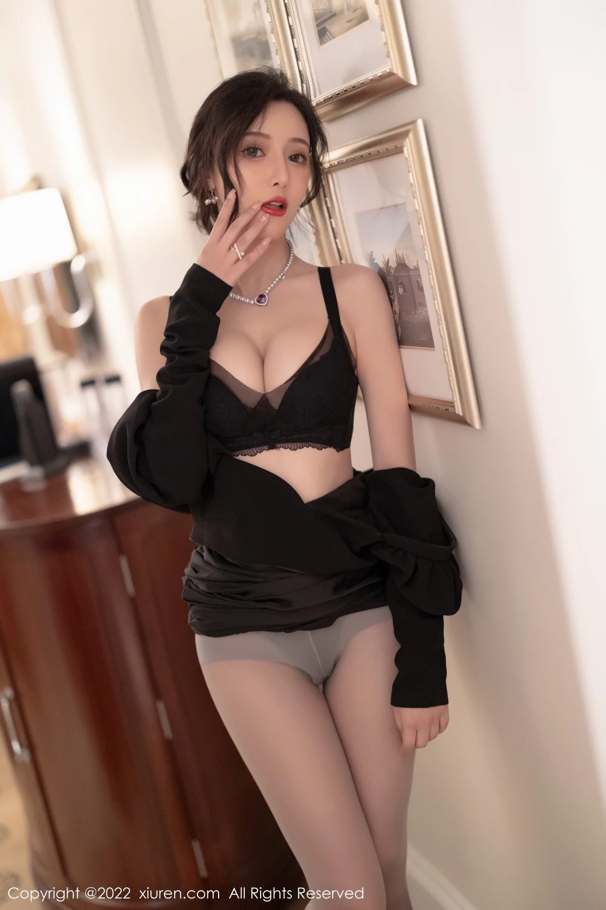 [[XiuRen秀人网]秀人网]No.5251_女神王馨瑶yanni厦门旅拍脱连衣裙露性感黑色蕾丝内衣诱惑写真86P