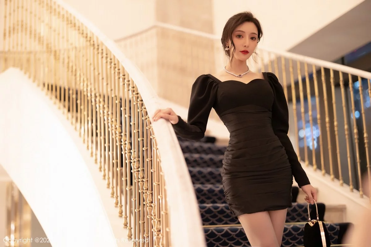 [[XiuRen秀人网]秀人网]No.5251_女神王馨瑶yanni厦门旅拍脱连衣裙露性感黑色蕾丝内衣诱惑写真86P