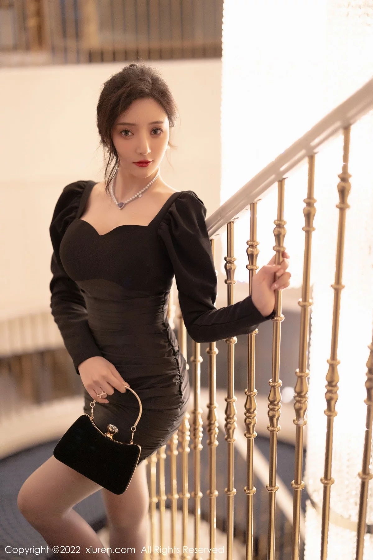 [[XiuRen秀人网]秀人网]No.5251_女神王馨瑶yanni厦门旅拍脱连衣裙露性感黑色蕾丝内衣诱惑写真86P