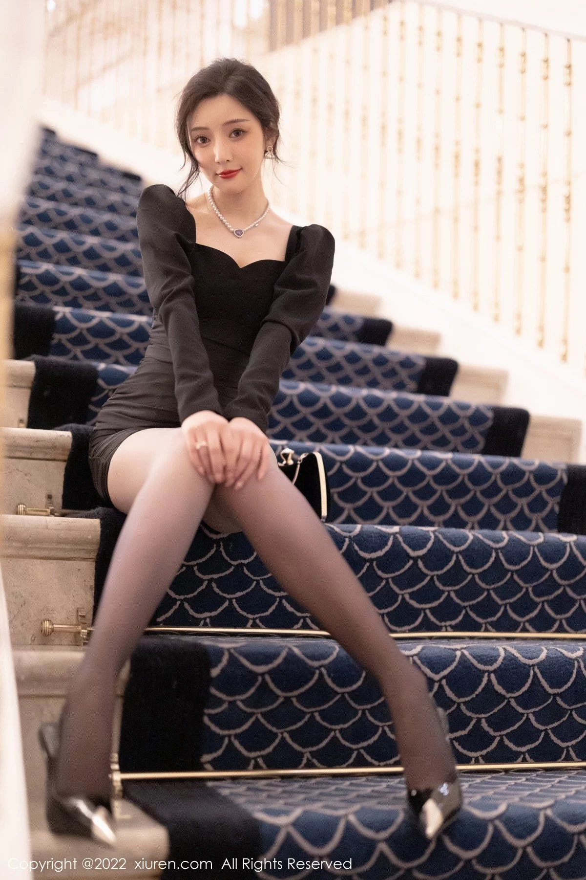 [[XiuRen秀人网]秀人网]No.5251_女神王馨瑶yanni厦门旅拍脱连衣裙露性感黑色蕾丝内衣诱惑写真86P