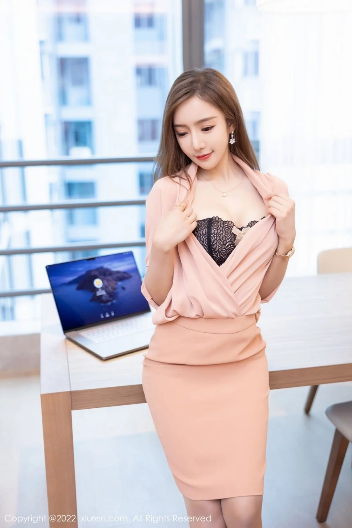 [[XiuRen秀人网]秀人网]No.5257_女神王馨瑶yanni粉色套装半脱露黑色蕾丝内衣超薄肉丝诱惑写真86P