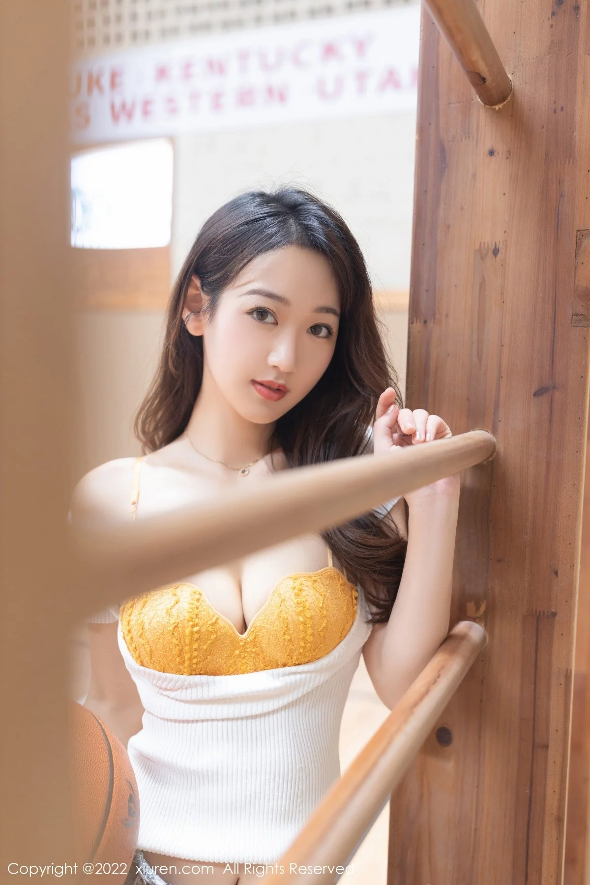 [[XiuRen秀人网]秀人网]No.5258_模特唐安琪广州-云南旅拍篮球宝贝装扮黄色蕾丝内衣诱惑写真80P