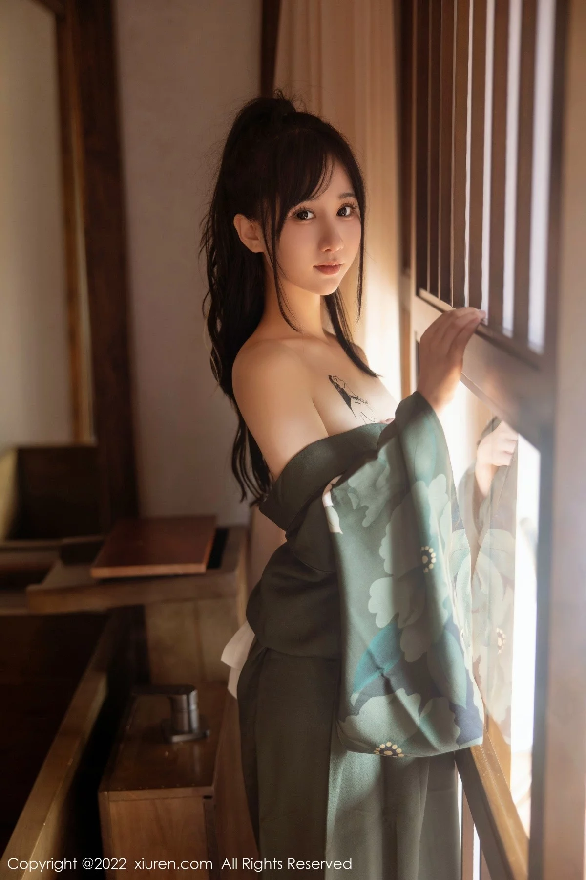 [[XiuRen秀人网]秀人网]No.5256_女神小果冻儿大理旅拍私房暗绿色真空和服秀完美身材诱惑写真85P