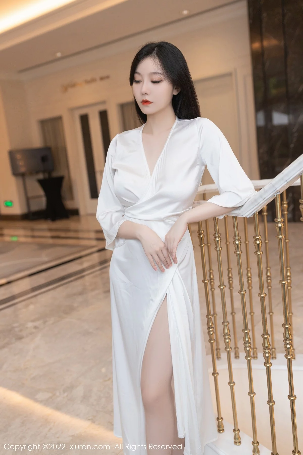 [[XiuRen秀人网]秀人网]No.5263_模特安然anran广州-云南旅拍丝质睡衣配无内肉丝惹火诱惑写真75P