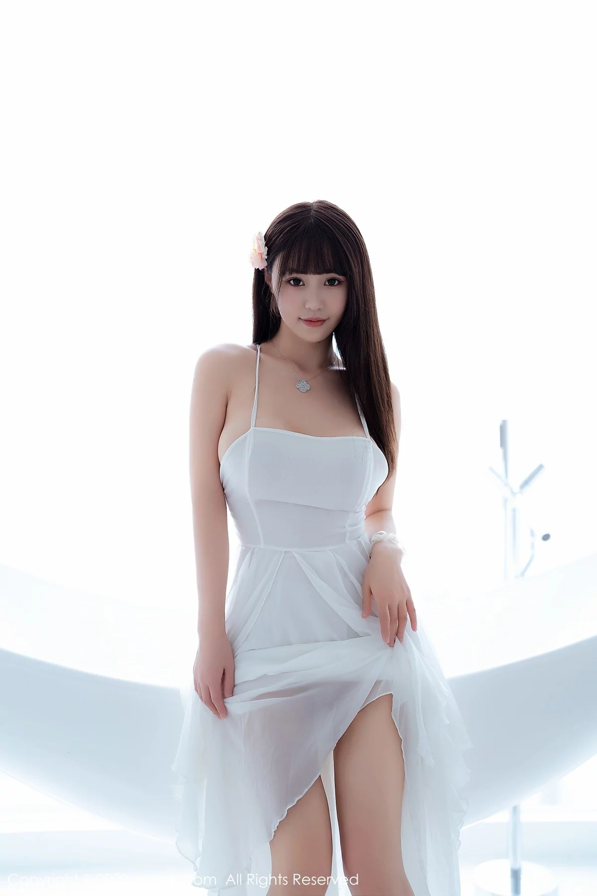 [[XiuRen秀人网]秀人网]No.5261_女神朱可儿Flora大理旅拍白色露肩吊带裙配白丝袜丰满诱惑写真114P