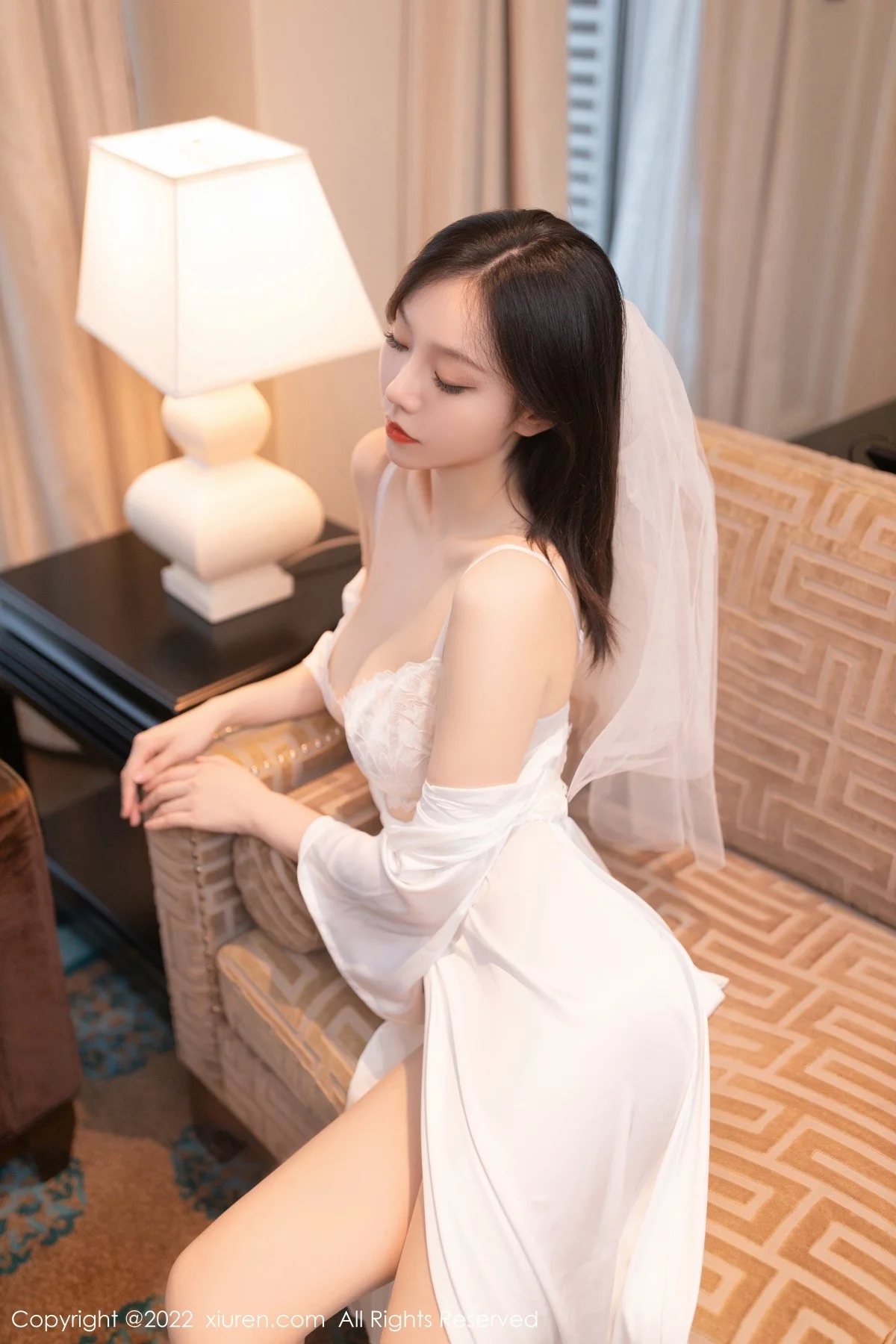 [[XiuRen秀人网]秀人网]No.5263_模特安然anran广州-云南旅拍丝质睡衣配无内肉丝惹火诱惑写真75P