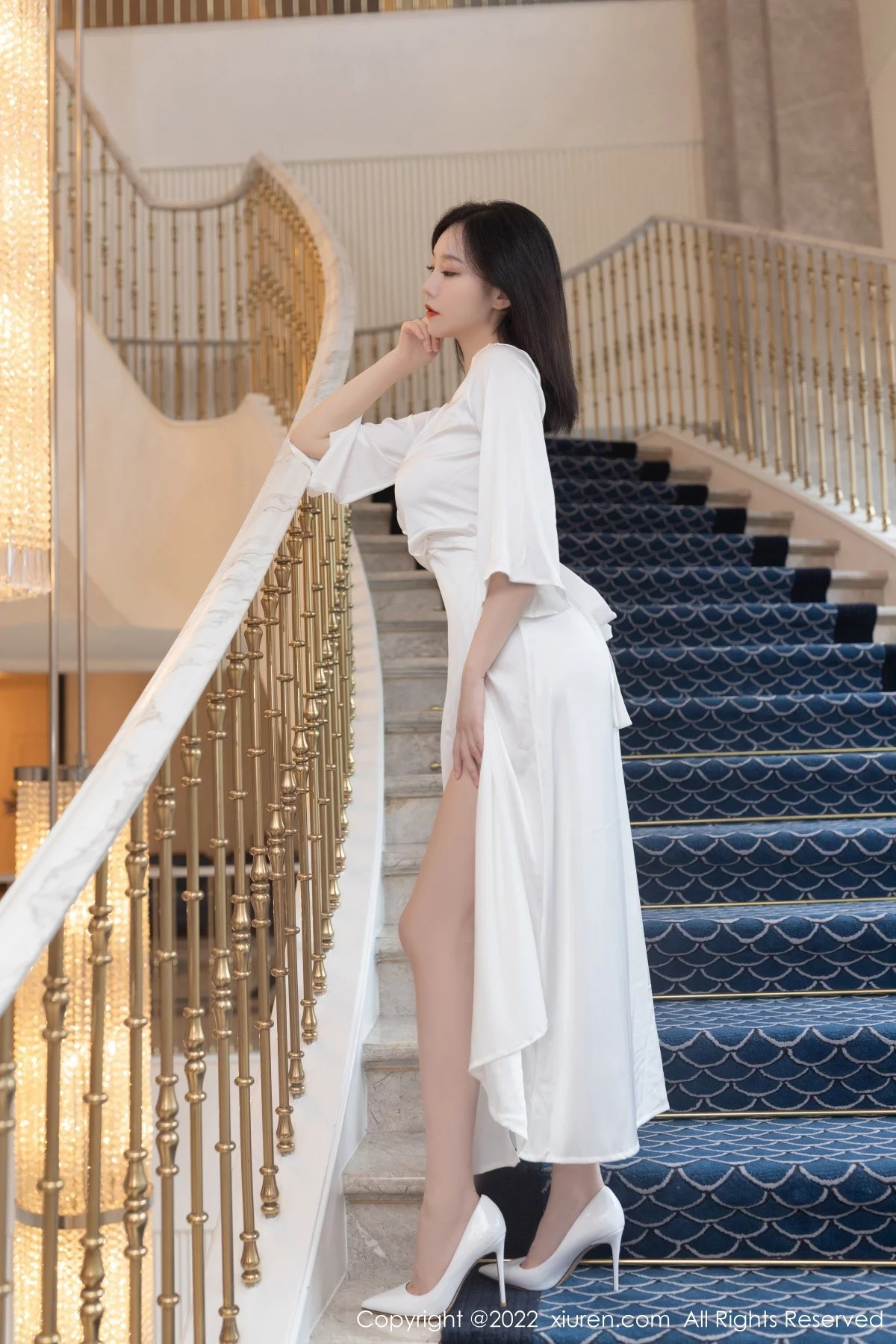 [[XiuRen秀人网]秀人网]No.5263_模特安然anran广州-云南旅拍丝质睡衣配无内肉丝惹火诱惑写真75P