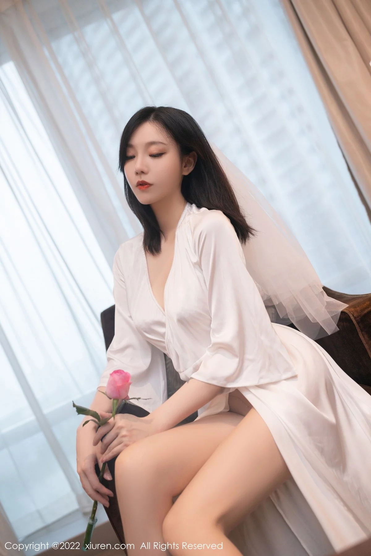 [[XiuRen秀人网]秀人网]No.5263_模特安然anran广州-云南旅拍丝质睡衣配无内肉丝惹火诱惑写真75P