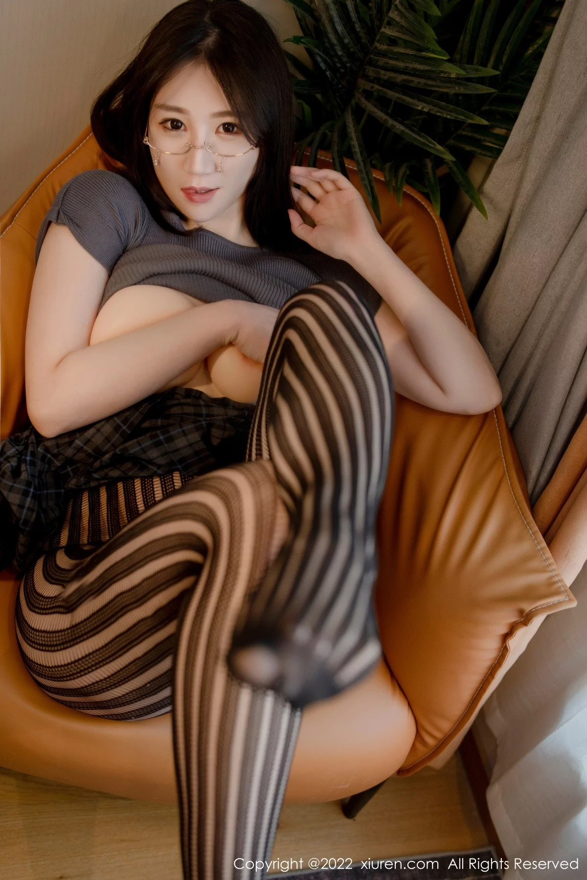 [[XiuRen秀人网]秀人网]No.5260_模特顾乔楠Cora私房真空上衣配黑色网纹袜半脱秀翘臀诱惑写真66P