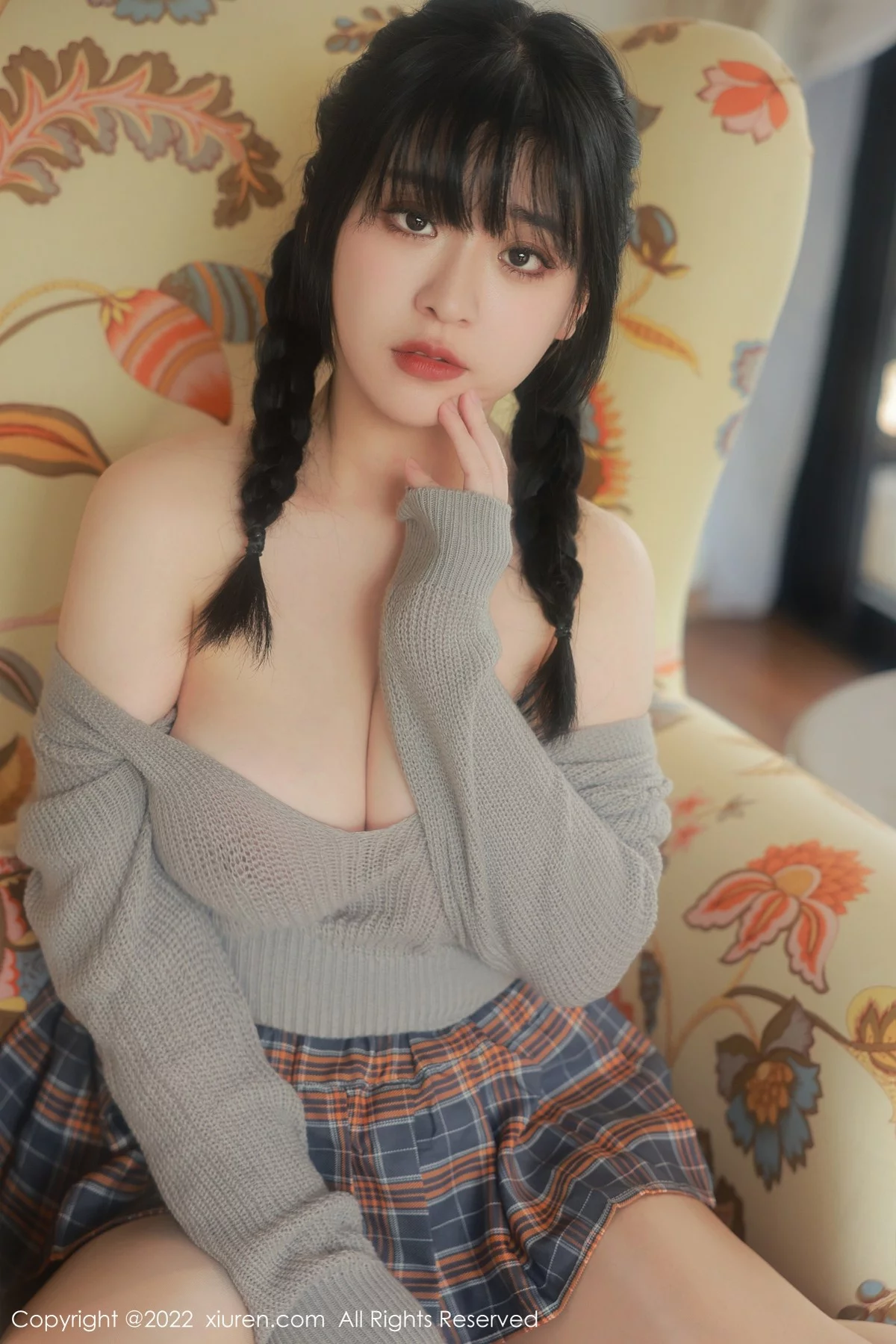 [[XiuRen秀人网]秀人网]No.5259_模特奶酥私房性感灰毛衣配格子裙超薄肉丝秀丰乳肥臀诱惑写真46P