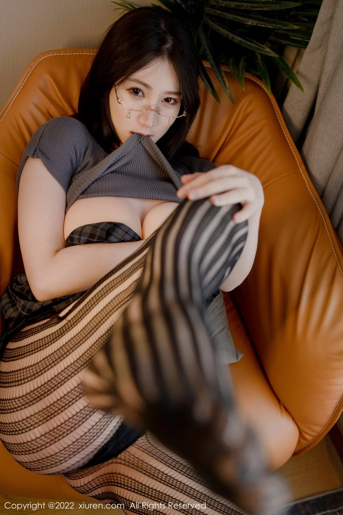 [[XiuRen秀人网]秀人网]No.5260_模特顾乔楠Cora私房真空上衣配黑色网纹袜半脱秀翘臀诱惑写真66P