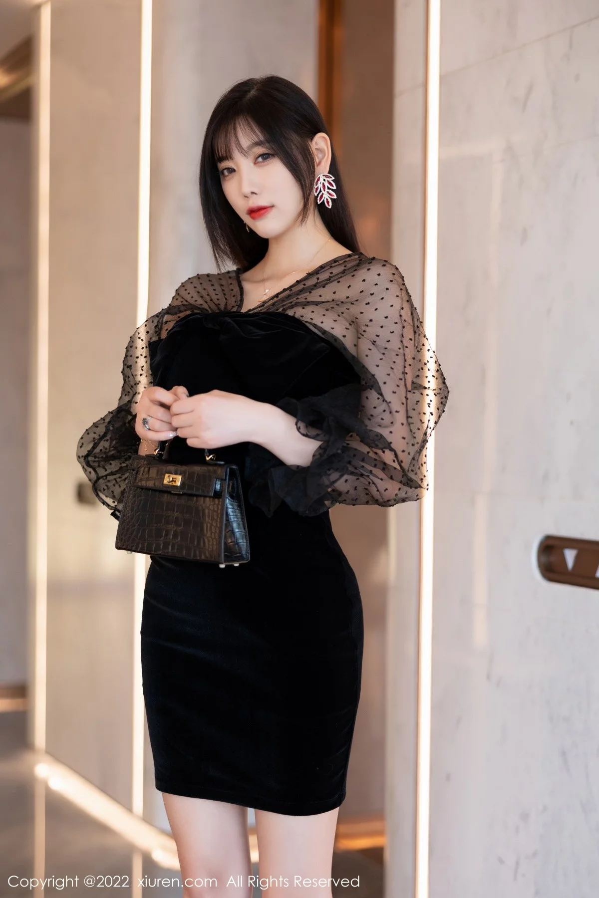 [[XiuRen秀人网]秀人网]No.5264_女神杨晨晨Yome脱黑色轻透连衣裙露红色蕾丝内衣惹火诱惑写真84P