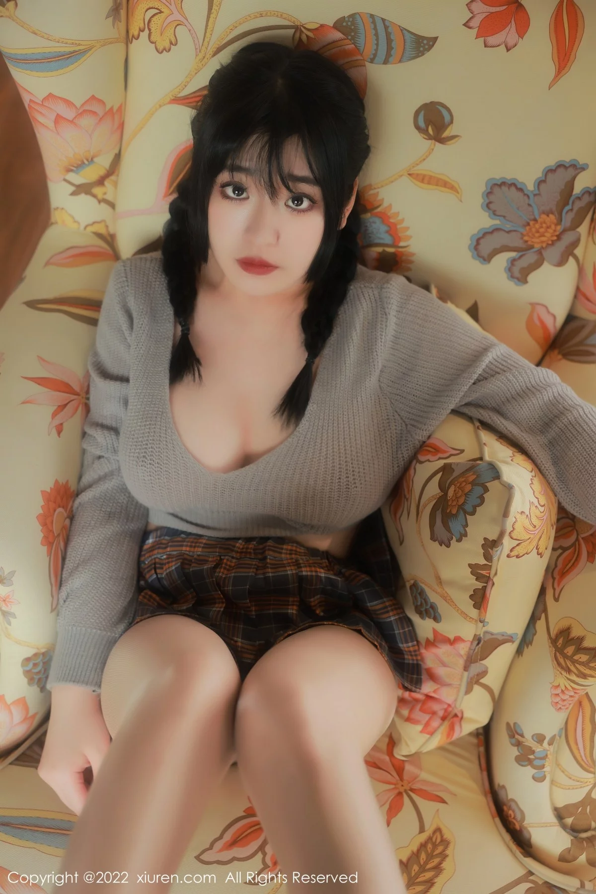 [[XiuRen秀人网]秀人网]No.5259_模特奶酥私房性感灰毛衣配格子裙超薄肉丝秀丰乳肥臀诱惑写真46P