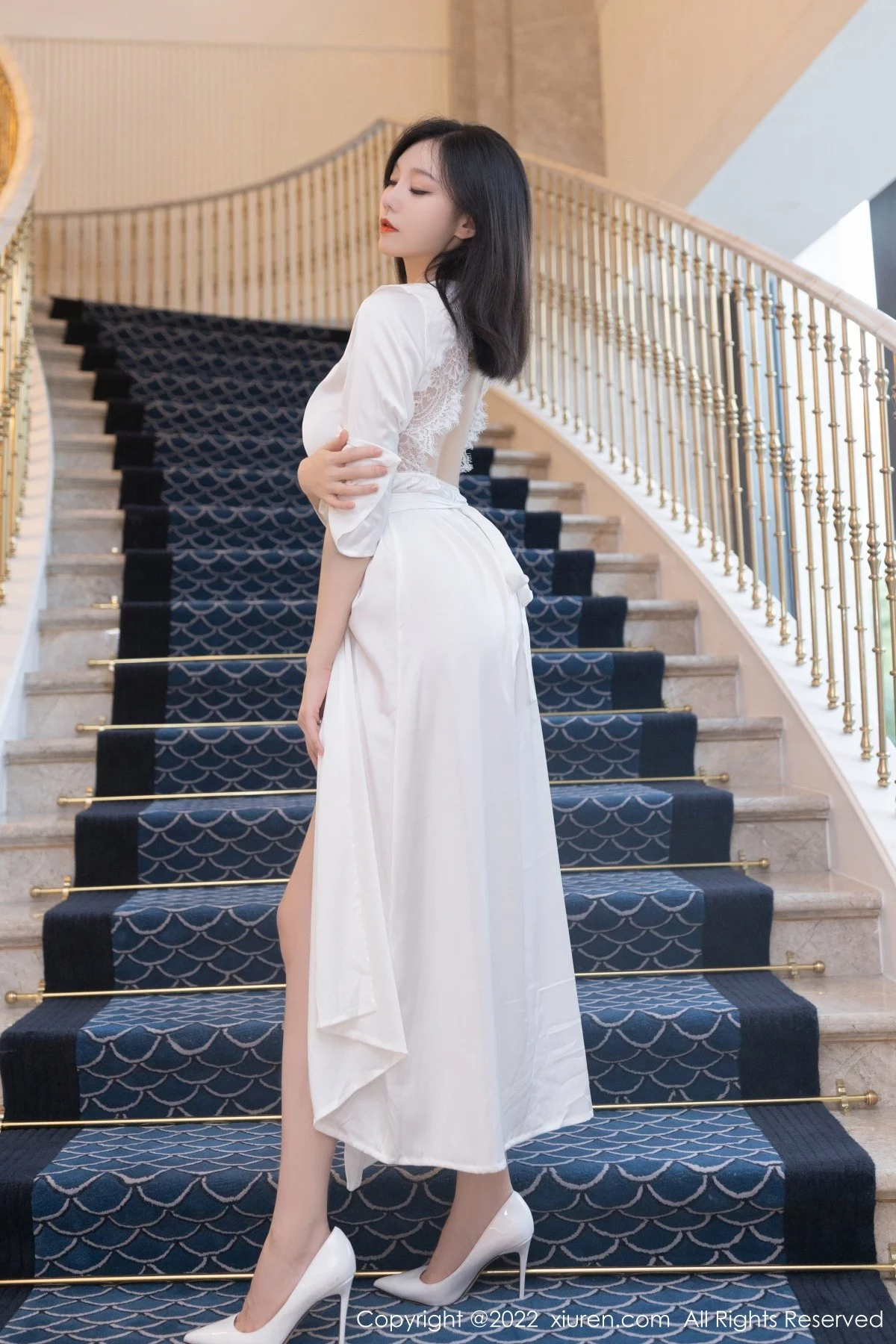 [[XiuRen秀人网]秀人网]No.5263_模特安然anran广州-云南旅拍丝质睡衣配无内肉丝惹火诱惑写真75P