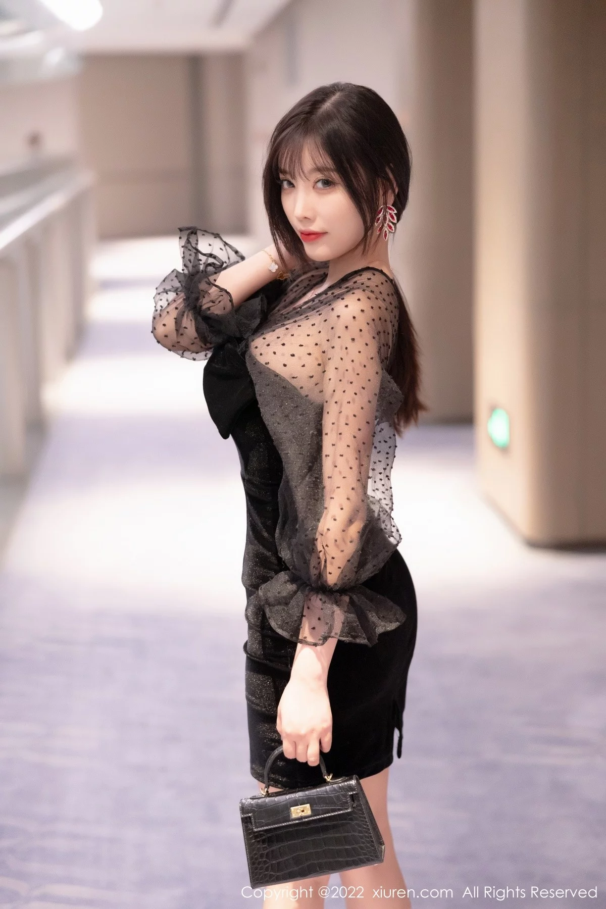 [[XiuRen秀人网]秀人网]No.5264_女神杨晨晨Yome脱黑色轻透连衣裙露红色蕾丝内衣惹火诱惑写真84P