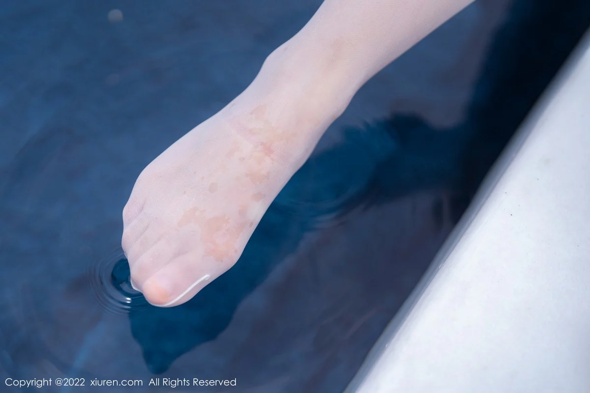 [[XiuRen秀人网]秀人网]No.5261_女神朱可儿Flora大理旅拍白色露肩吊带裙配白丝袜丰满诱惑写真114P