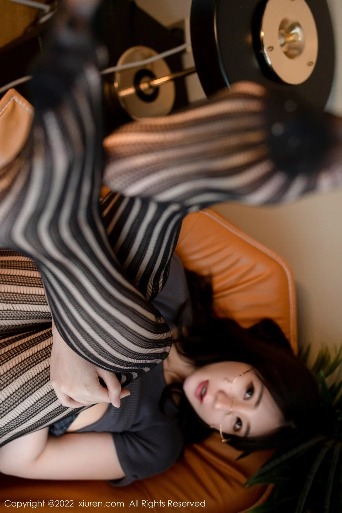 [[XiuRen秀人网]秀人网]No.5260_模特顾乔楠Cora私房真空上衣配黑色网纹袜半脱秀翘臀诱惑写真66P