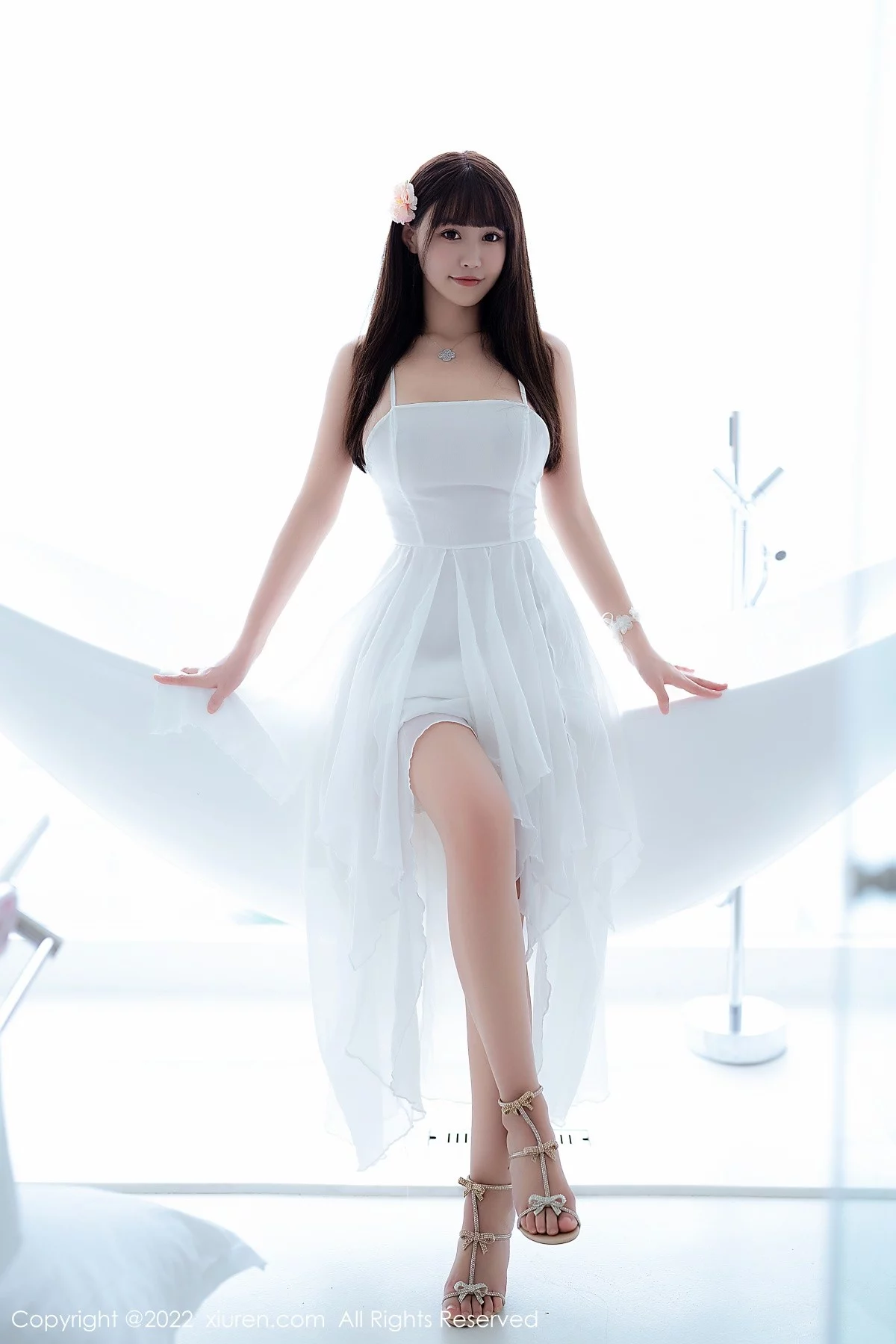 [[XiuRen秀人网]秀人网]No.5261_女神朱可儿Flora大理旅拍白色露肩吊带裙配白丝袜丰满诱惑写真114P