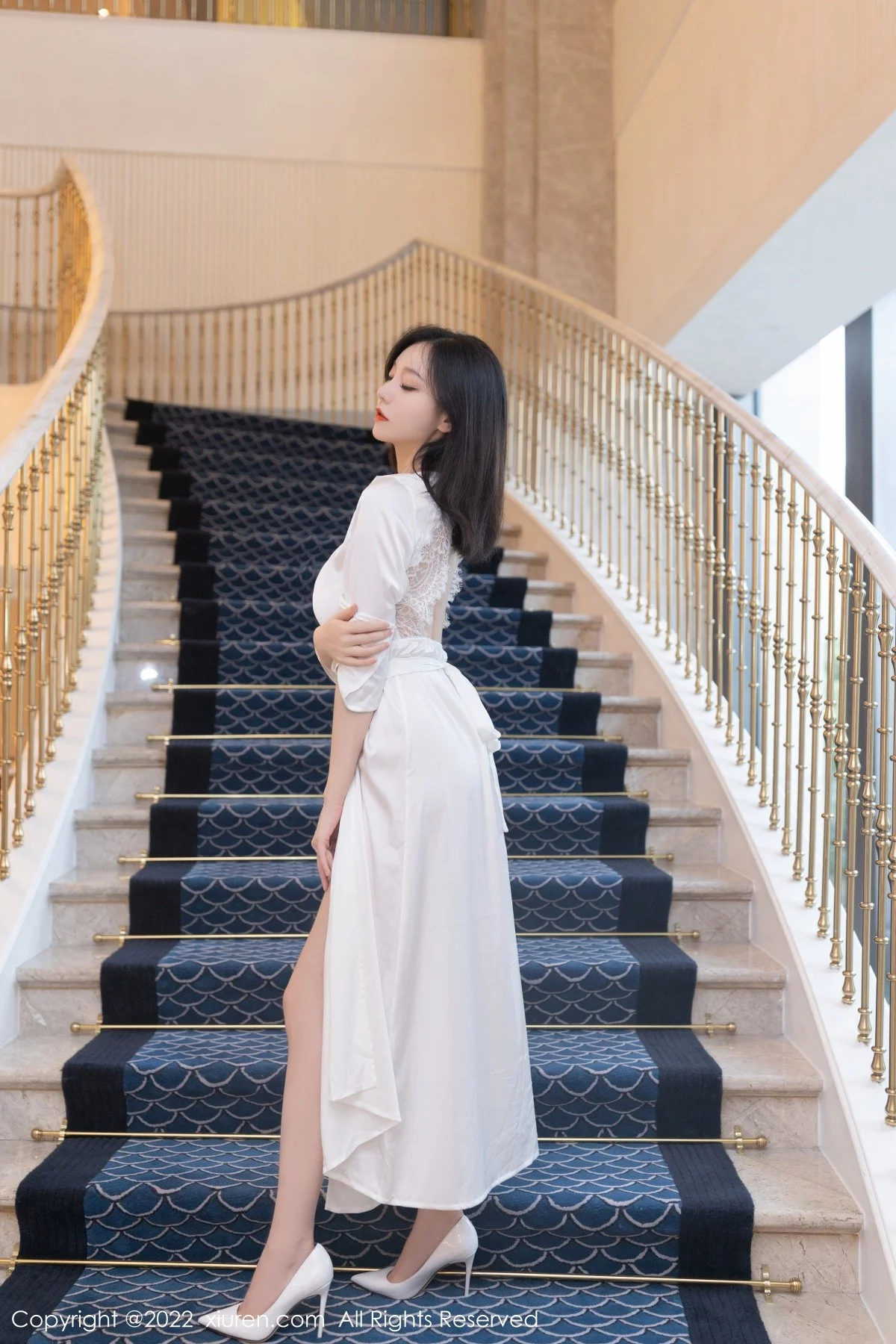 [[XiuRen秀人网]秀人网]No.5263_模特安然anran广州-云南旅拍丝质睡衣配无内肉丝惹火诱惑写真75P