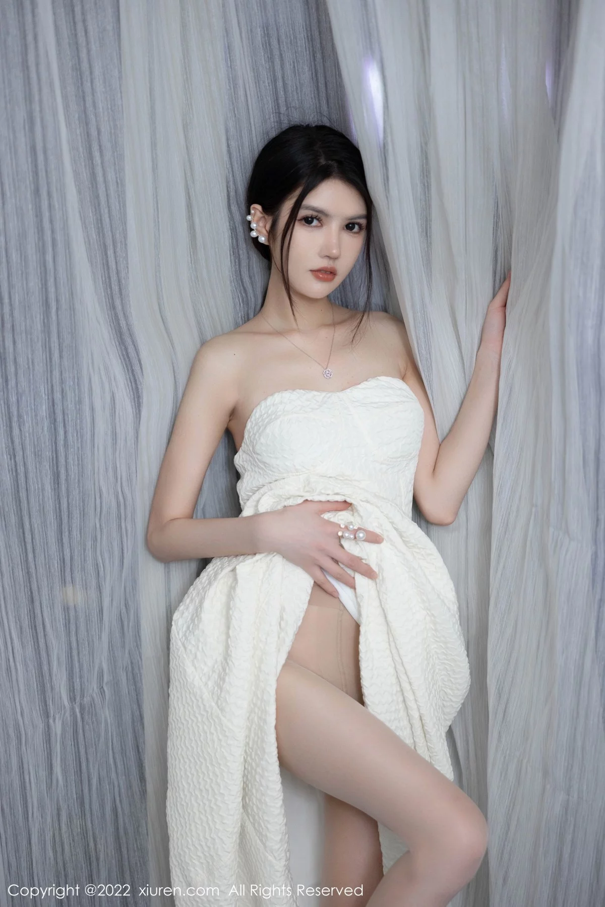 [[XiuRen秀人网]秀人网]No.5268_模特媛媛酱belle海南心愿旅拍白色连衣长裙配无内肉丝诱惑写真61P