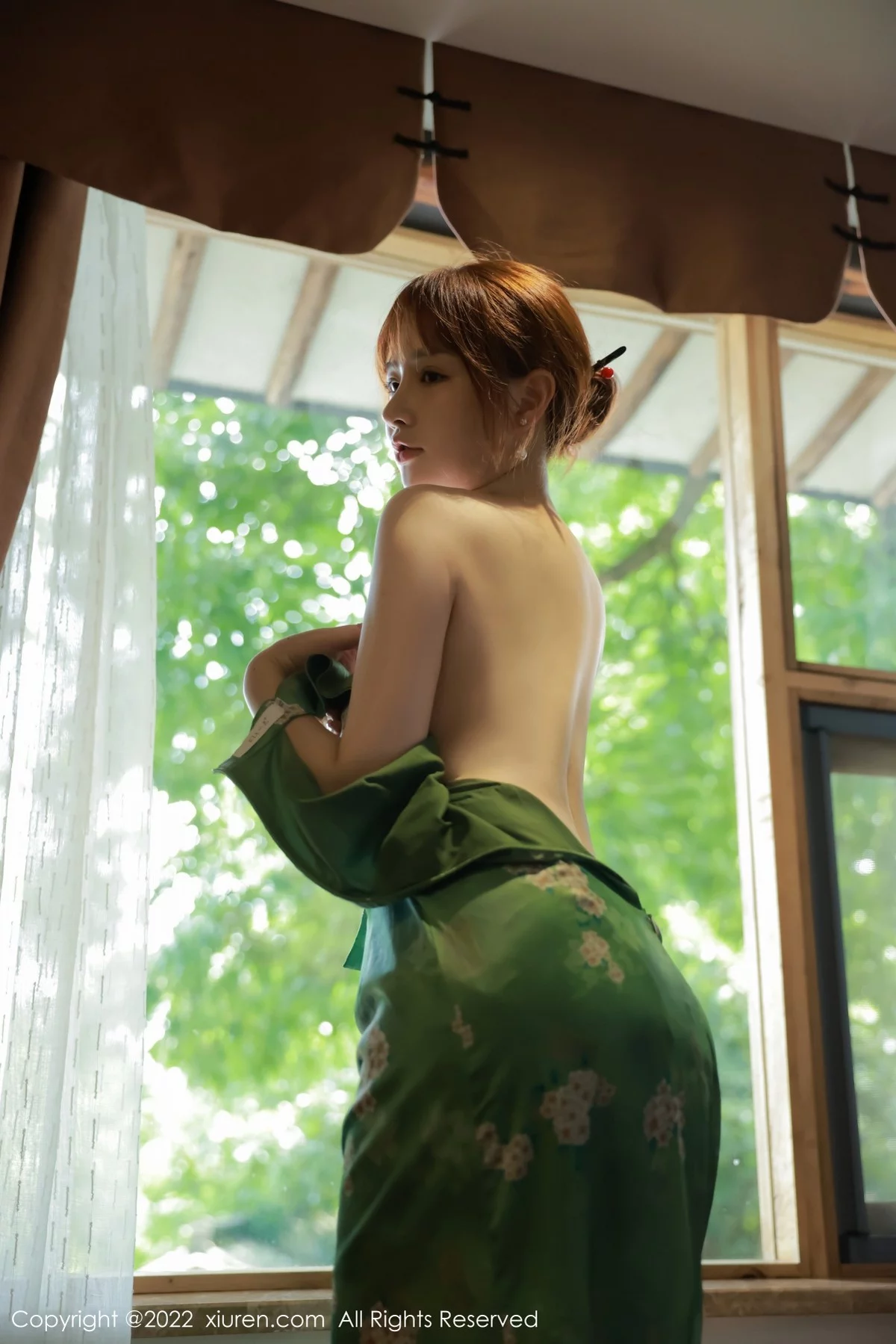 [[XiuRen秀人网]秀人网]No.5276_模特养乐多DoDo江边场景性感绿色旗袍配超薄肉丝迷人诱惑写真51P