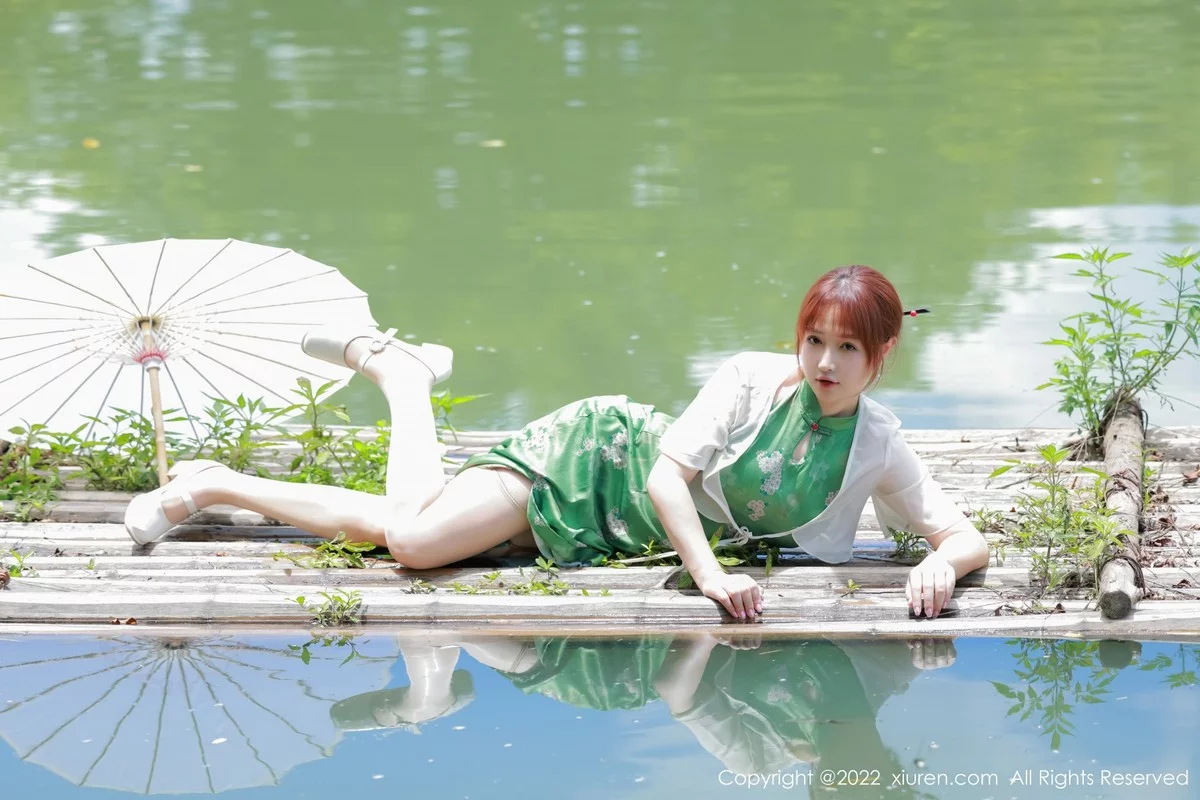 [[XiuRen秀人网]秀人网]No.5276_模特养乐多DoDo江边场景性感绿色旗袍配超薄肉丝迷人诱惑写真51P