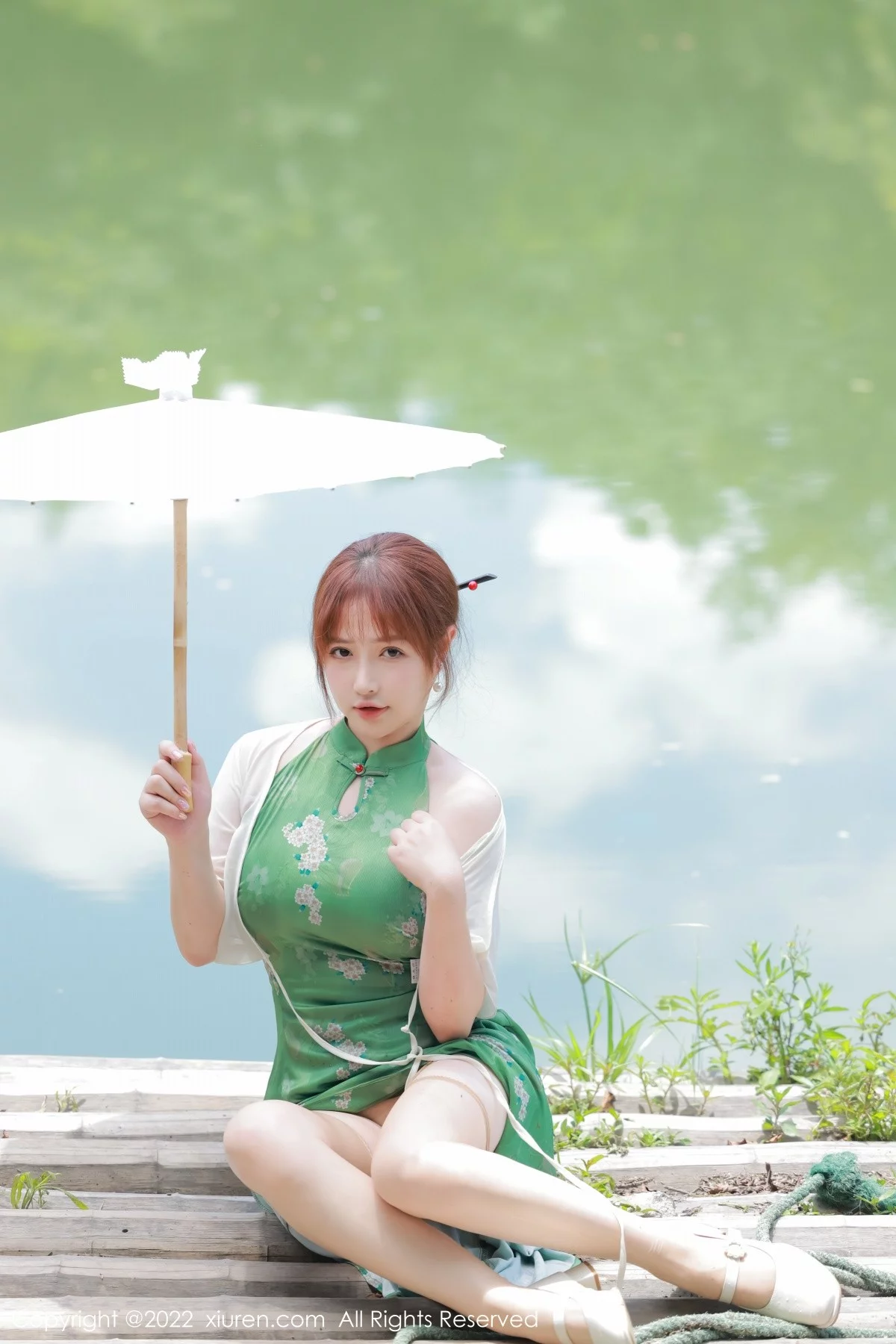 [[XiuRen秀人网]秀人网]No.5276_模特养乐多DoDo江边场景性感绿色旗袍配超薄肉丝迷人诱惑写真51P