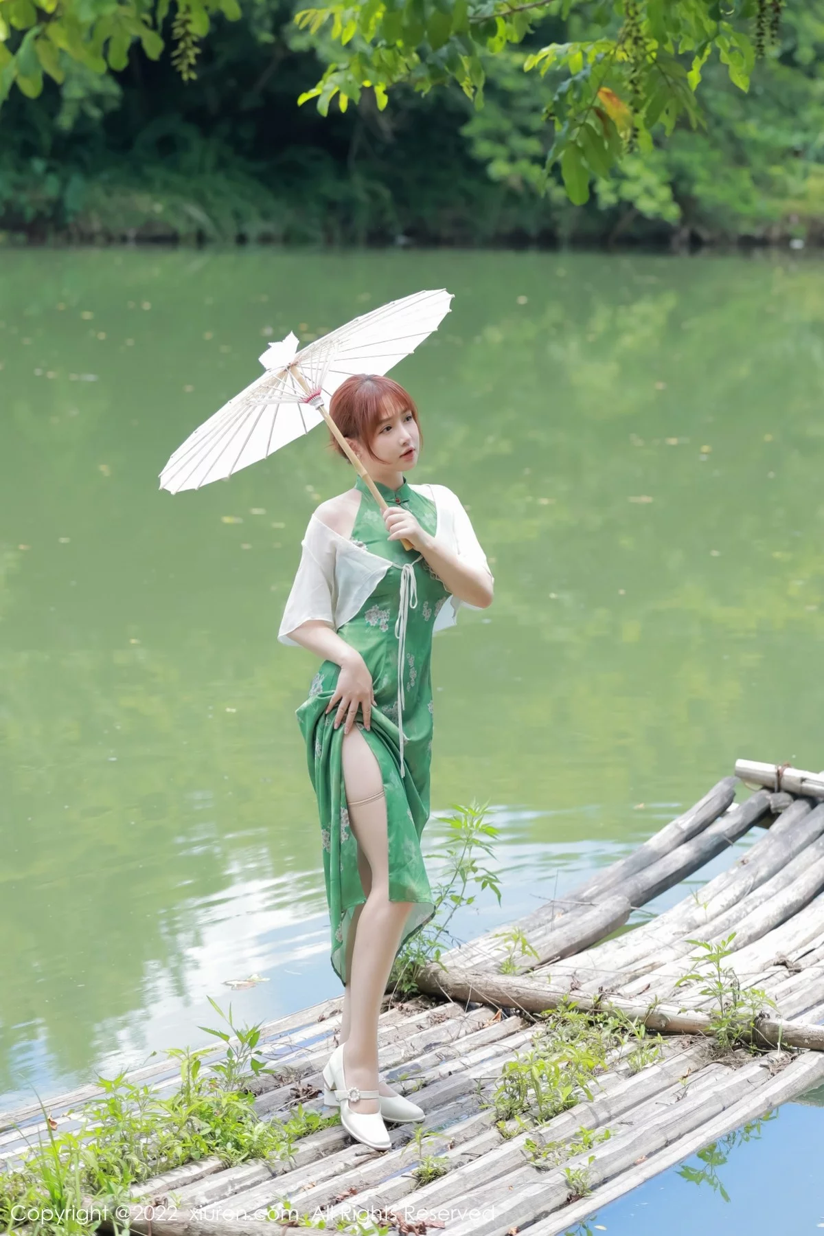 [[XiuRen秀人网]秀人网]No.5276_模特养乐多DoDo江边场景性感绿色旗袍配超薄肉丝迷人诱惑写真51P