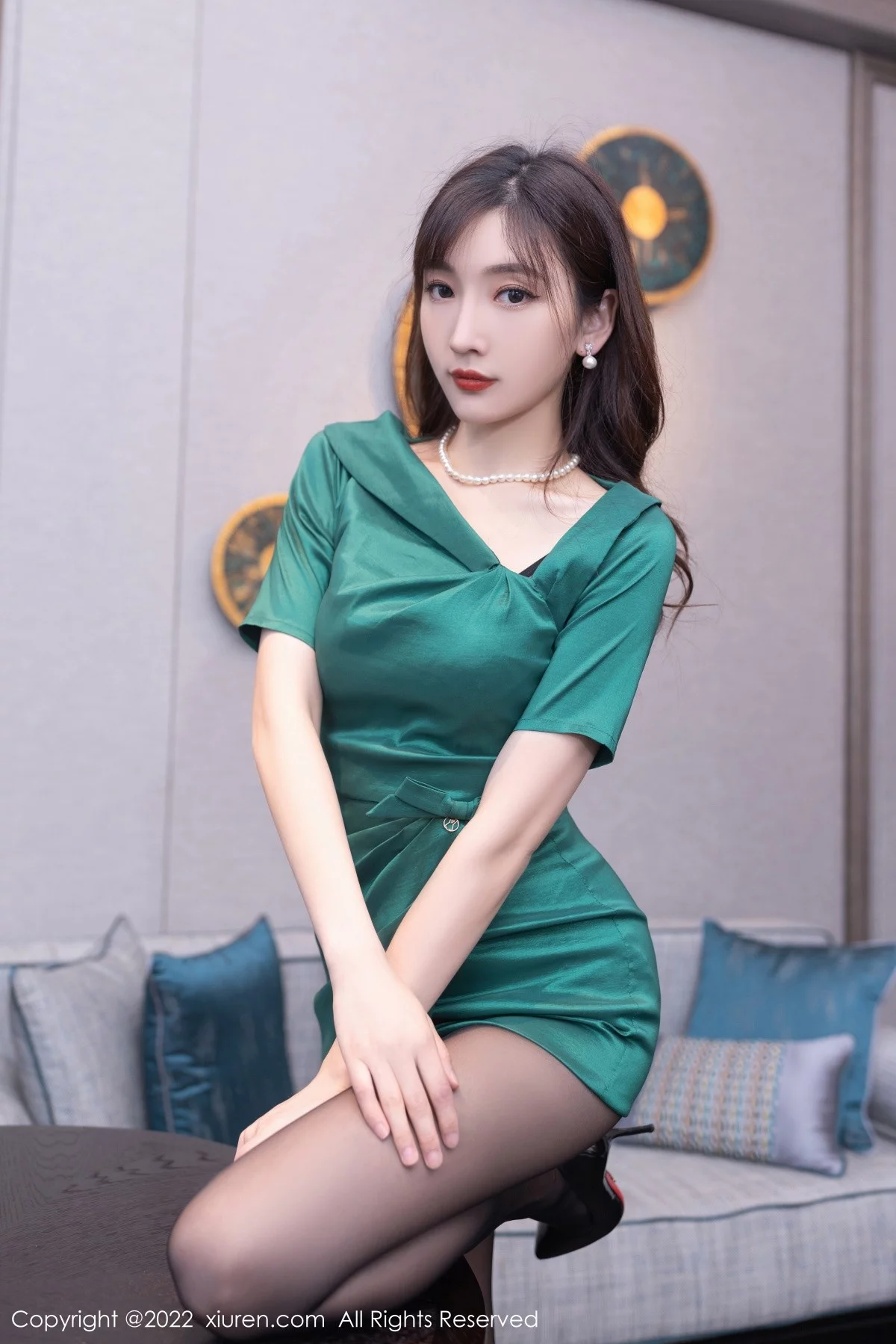 [[XiuRen秀人网]秀人网]No.5278_模特陆萱萱广州-云南旅拍绿色礼裙露蕾丝内衣超薄黑丝诱惑写真70P