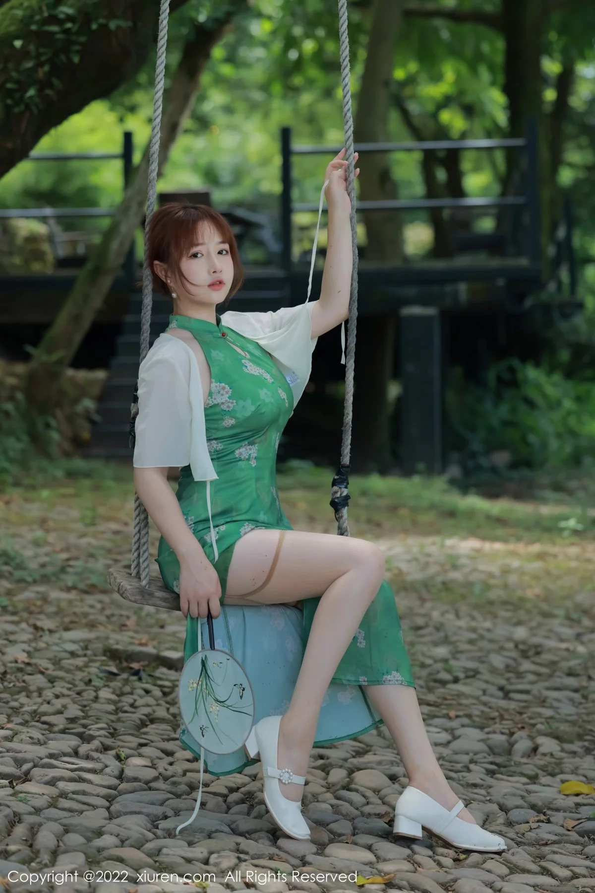 [[XiuRen秀人网]秀人网]No.5276_模特养乐多DoDo江边场景性感绿色旗袍配超薄肉丝迷人诱惑写真51P