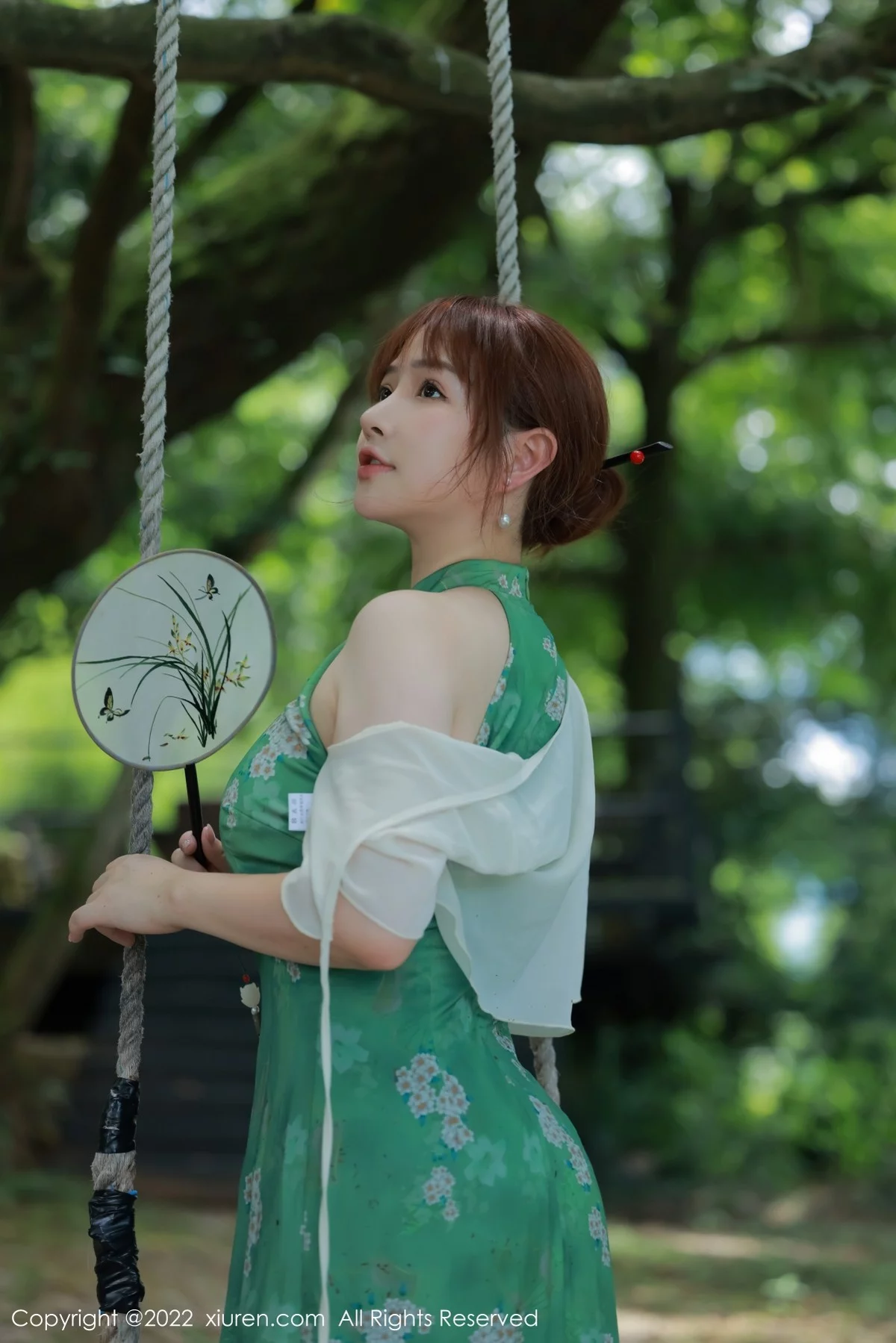 [[XiuRen秀人网]秀人网]No.5276_模特养乐多DoDo江边场景性感绿色旗袍配超薄肉丝迷人诱惑写真51P