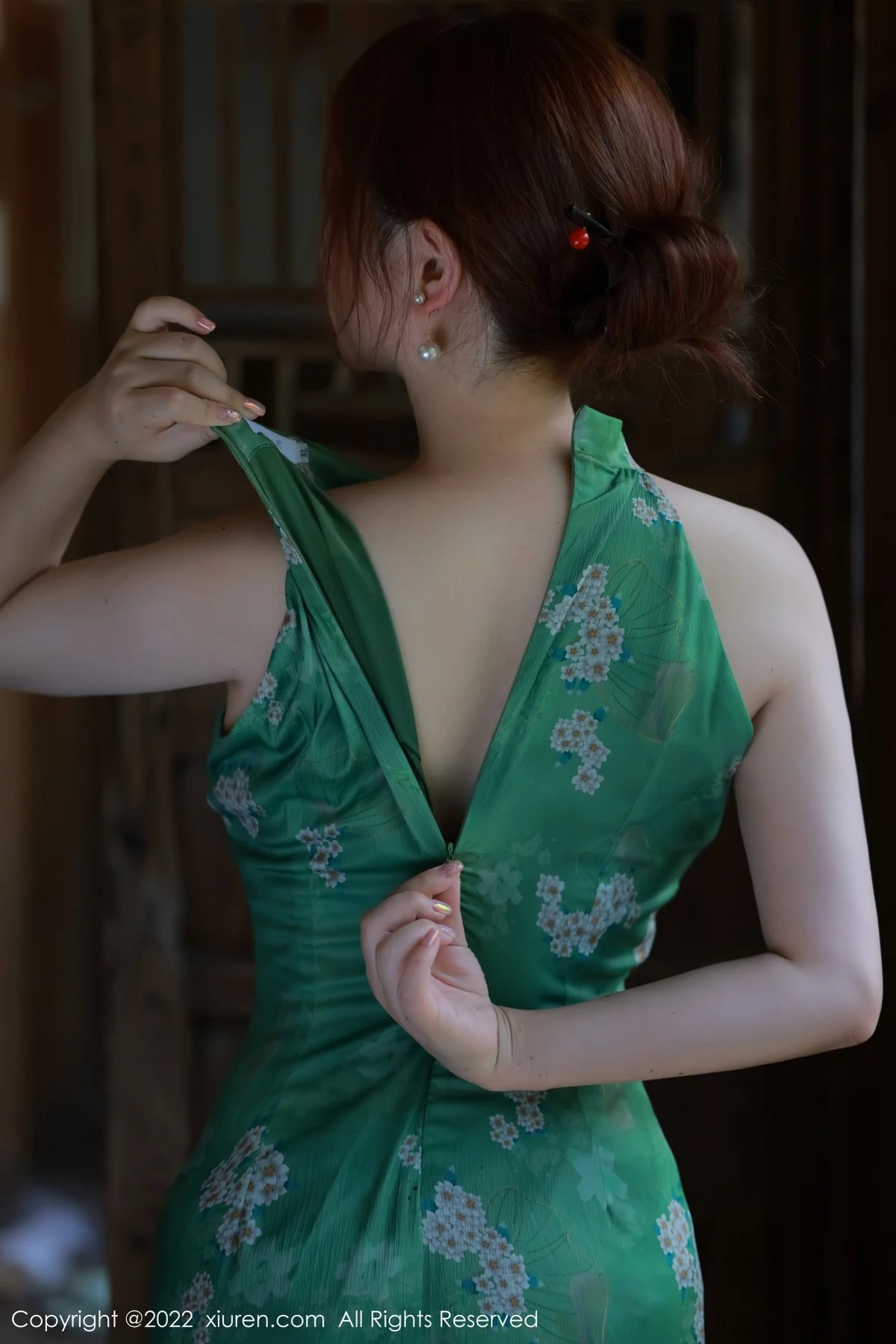 [[XiuRen秀人网]秀人网]No.5276_模特养乐多DoDo江边场景性感绿色旗袍配超薄肉丝迷人诱惑写真51P