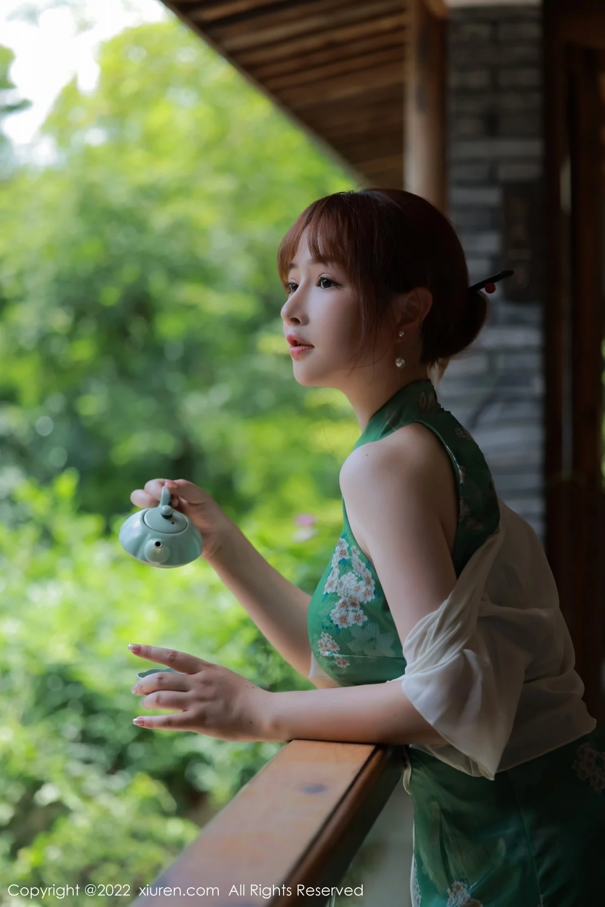 [[XiuRen秀人网]秀人网]No.5276_模特养乐多DoDo江边场景性感绿色旗袍配超薄肉丝迷人诱惑写真51P