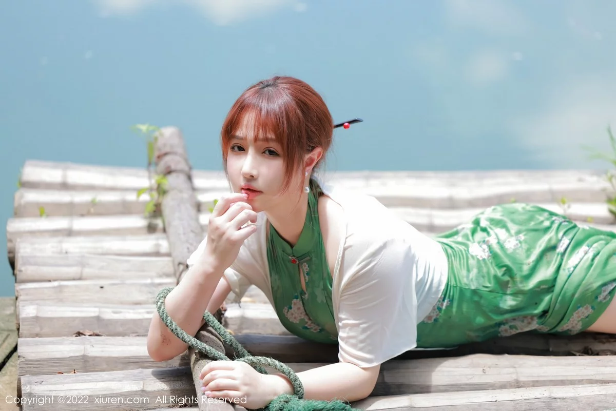 [[XiuRen秀人网]秀人网]No.5276_模特养乐多DoDo江边场景性感绿色旗袍配超薄肉丝迷人诱惑写真51P