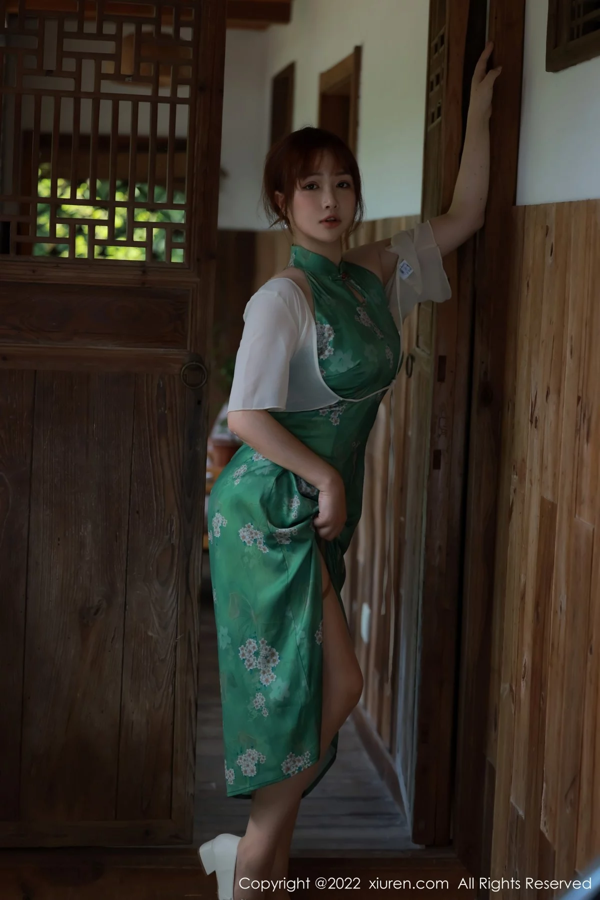 [[XiuRen秀人网]秀人网]No.5276_模特养乐多DoDo江边场景性感绿色旗袍配超薄肉丝迷人诱惑写真51P