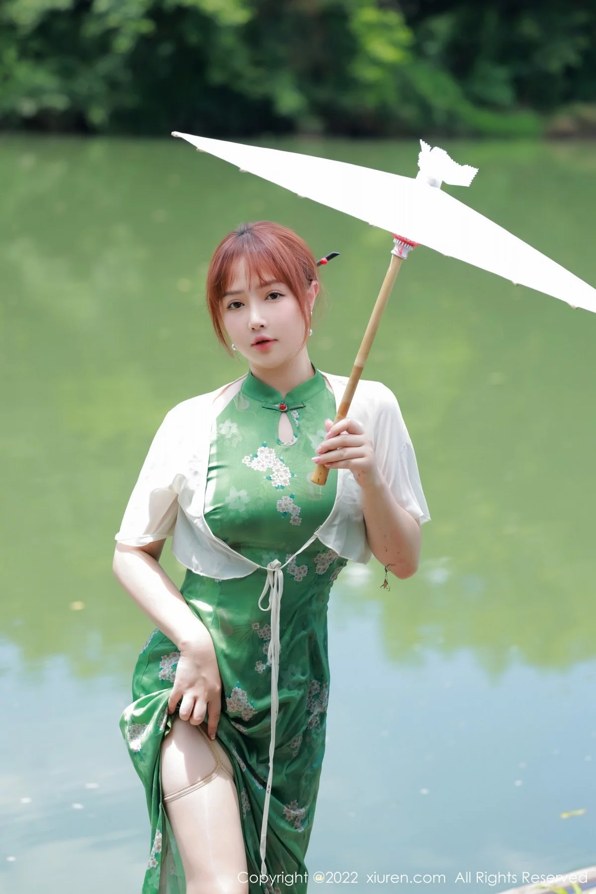 [[XiuRen秀人网]秀人网]No.5276_模特养乐多DoDo江边场景性感绿色旗袍配超薄肉丝迷人诱惑写真51P