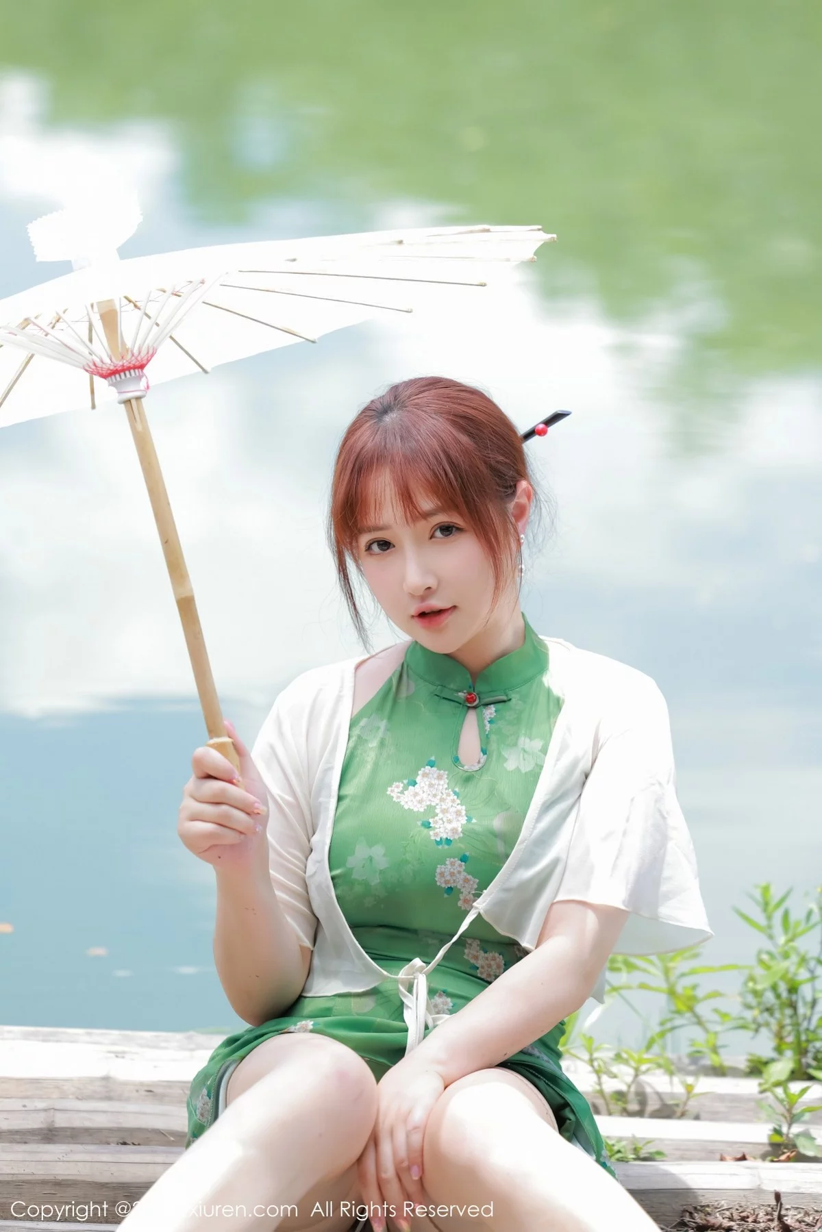 [[XiuRen秀人网]秀人网]No.5276_模特养乐多DoDo江边场景性感绿色旗袍配超薄肉丝迷人诱惑写真51P