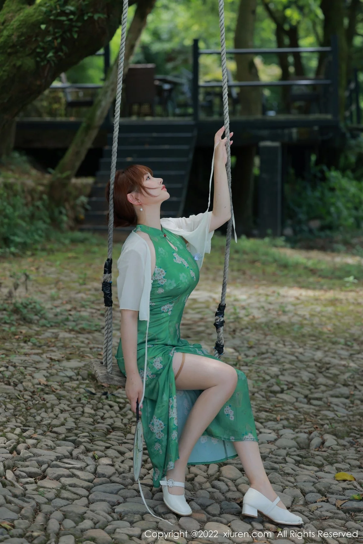 [[XiuRen秀人网]秀人网]No.5276_模特养乐多DoDo江边场景性感绿色旗袍配超薄肉丝迷人诱惑写真51P
