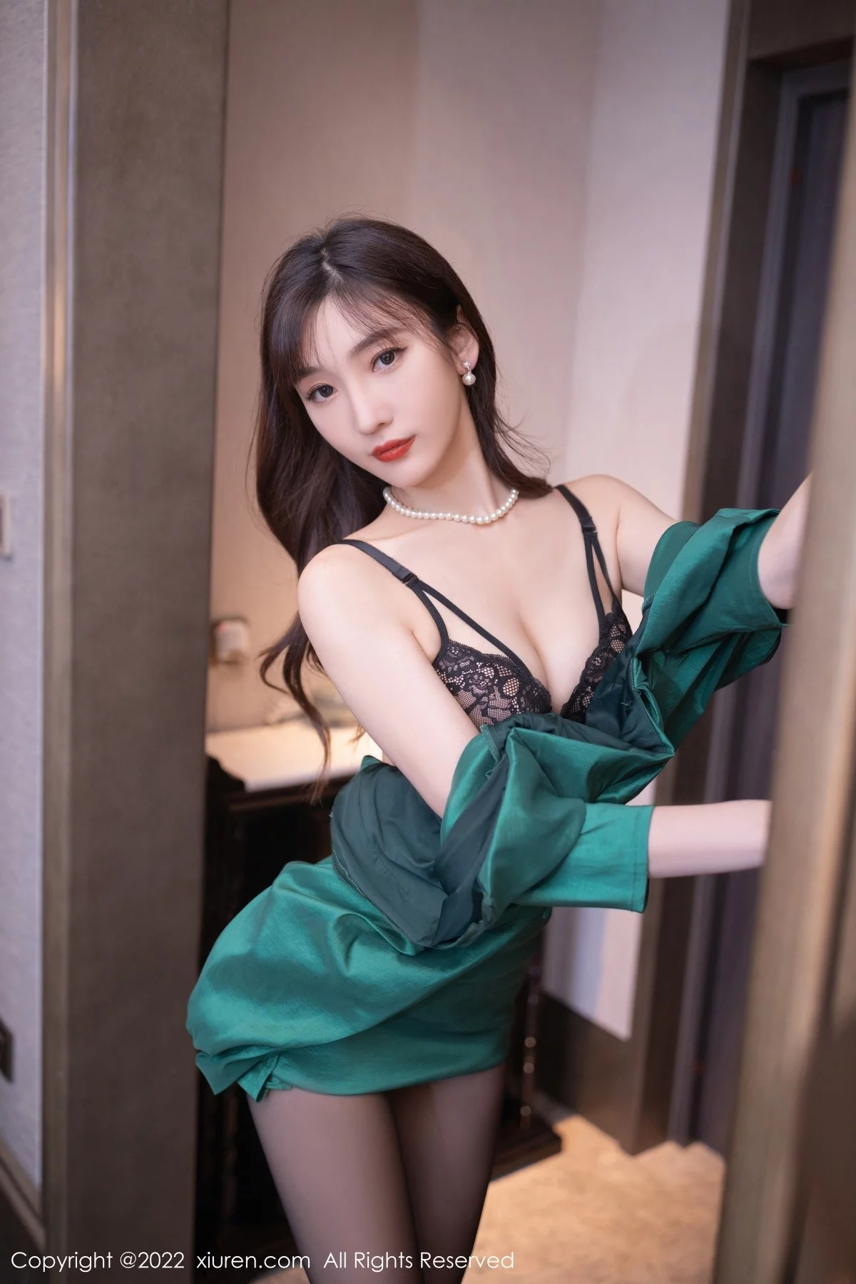 [[XiuRen秀人网]秀人网]No.5278_模特陆萱萱广州-云南旅拍绿色礼裙露蕾丝内衣超薄黑丝诱惑写真70P