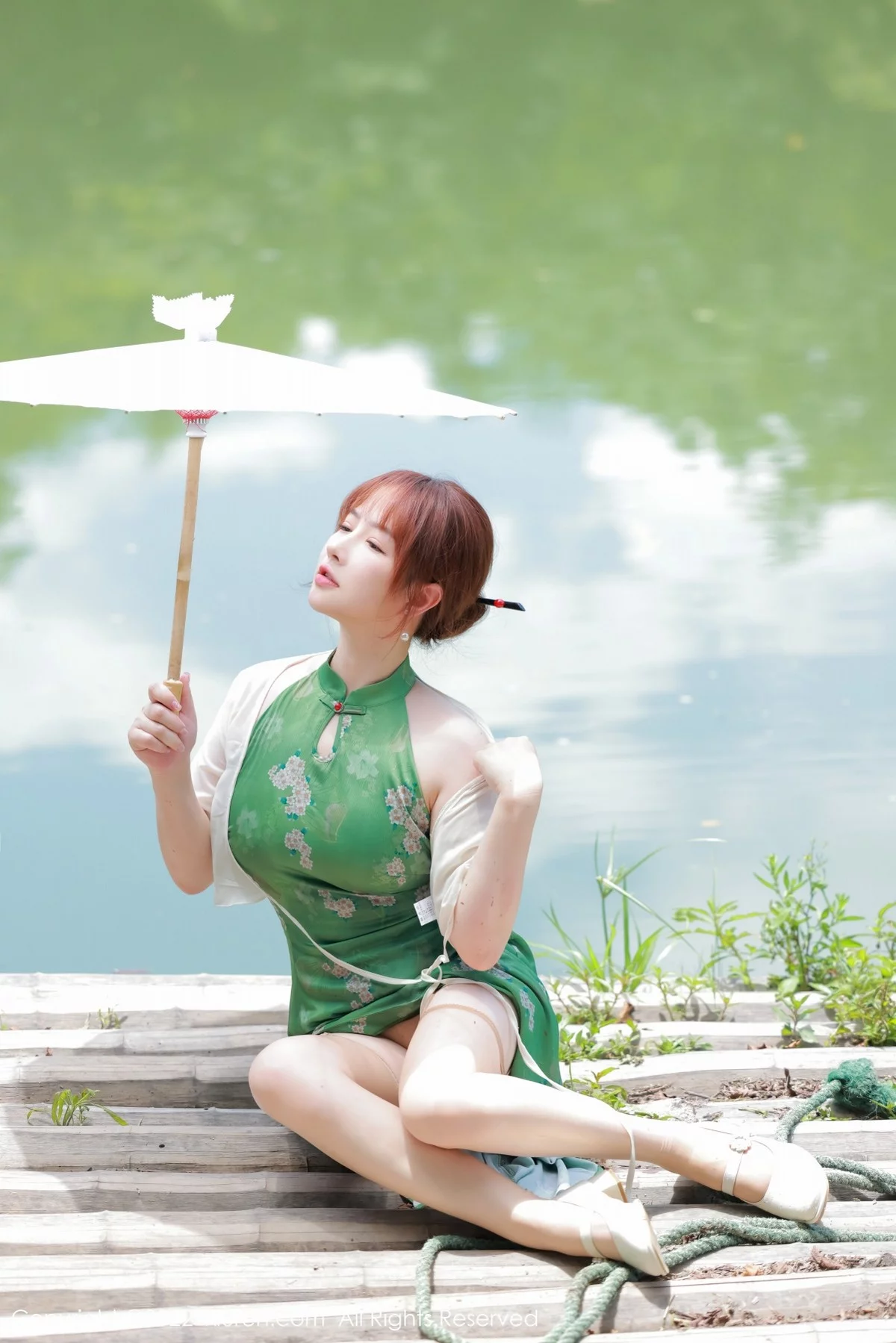 [[XiuRen秀人网]秀人网]No.5276_模特养乐多DoDo江边场景性感绿色旗袍配超薄肉丝迷人诱惑写真51P