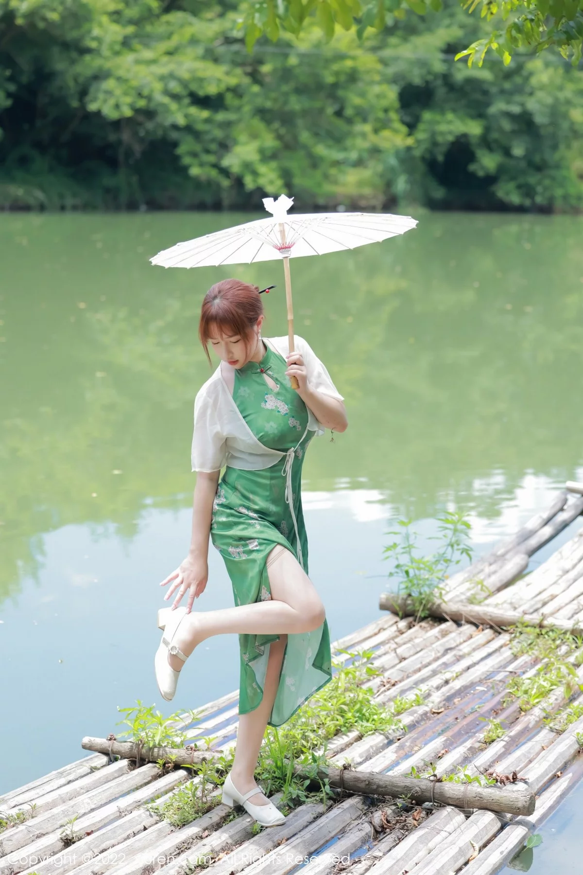 [[XiuRen秀人网]秀人网]No.5276_模特养乐多DoDo江边场景性感绿色旗袍配超薄肉丝迷人诱惑写真51P