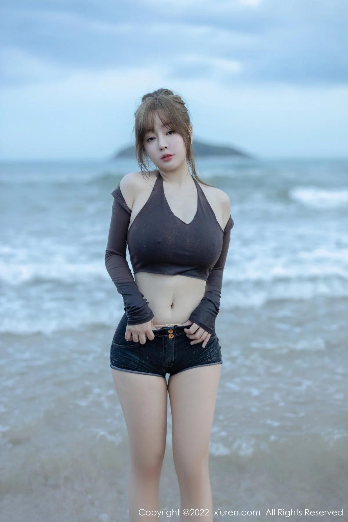 [[XiuRen秀人网]秀人网]No.5281_女神王雨纯海南万宁旅拍性感收身衣配短裤秀曼妙身材诱惑写真58P