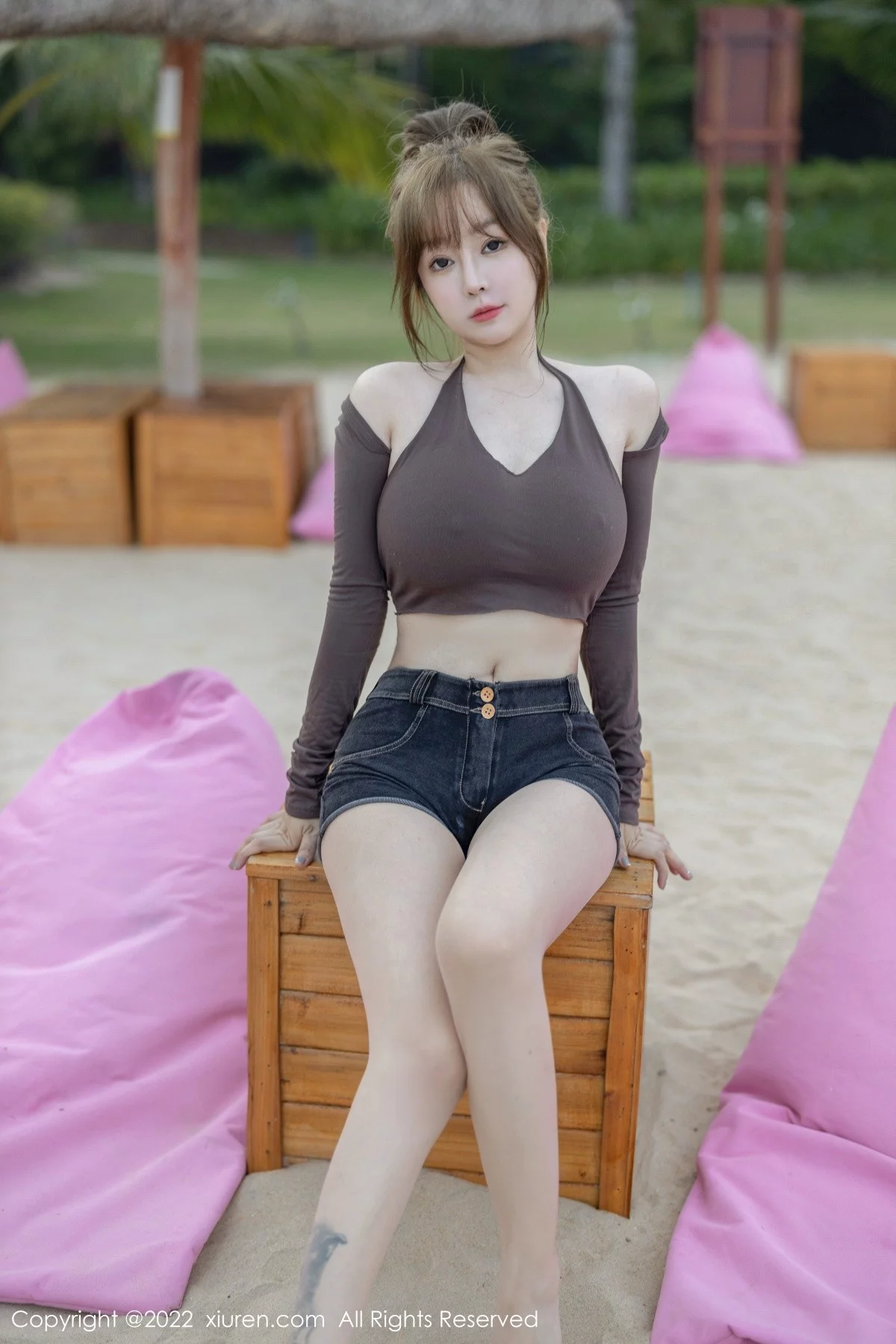 [[XiuRen秀人网]秀人网]No.5281_女神王雨纯海南万宁旅拍性感收身衣配短裤秀曼妙身材诱惑写真58P