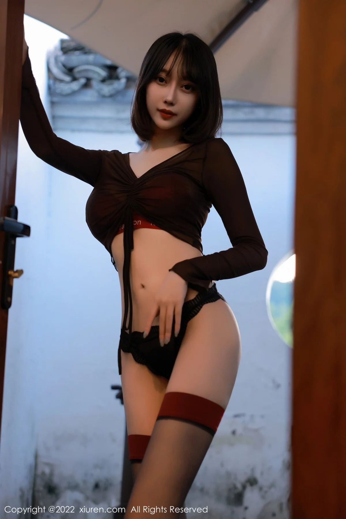 [[XiuRen秀人网]秀人网]No.5283_模特玥儿玥er澳门旅拍半脱露红色蕾丝内衣秀完美身材诱惑写真52P
