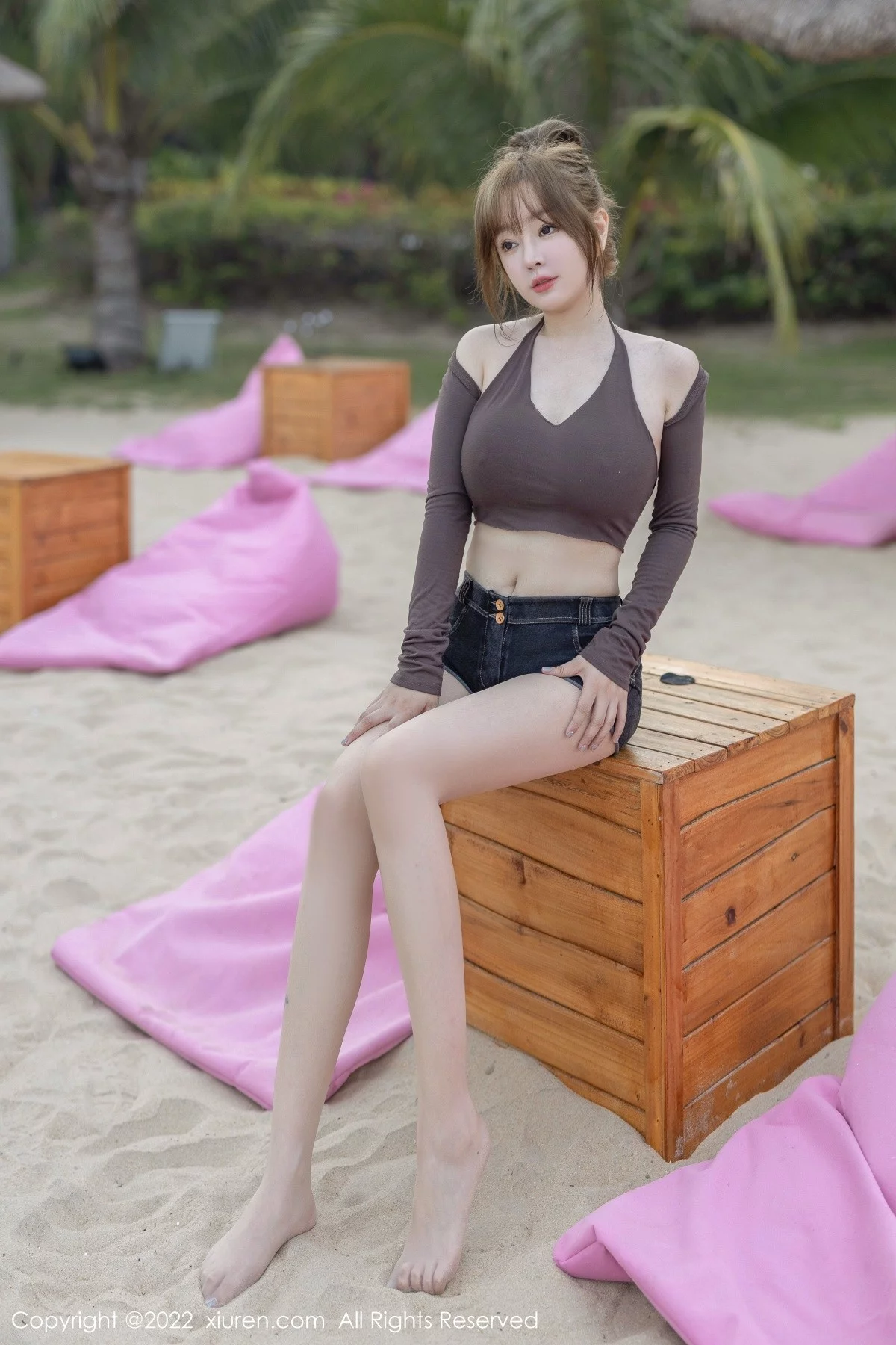 [[XiuRen秀人网]秀人网]No.5281_女神王雨纯海南万宁旅拍性感收身衣配短裤秀曼妙身材诱惑写真58P