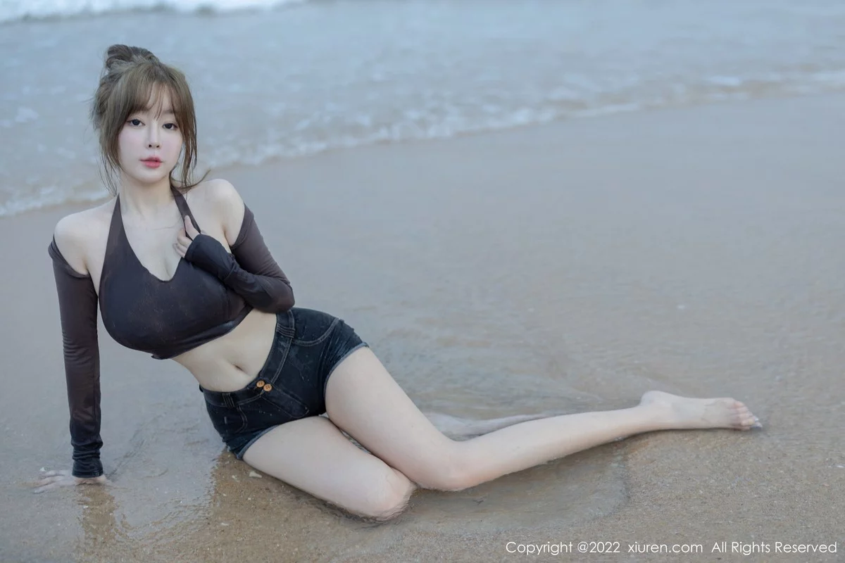 [[XiuRen秀人网]秀人网]No.5281_女神王雨纯海南万宁旅拍性感收身衣配短裤秀曼妙身材诱惑写真58P