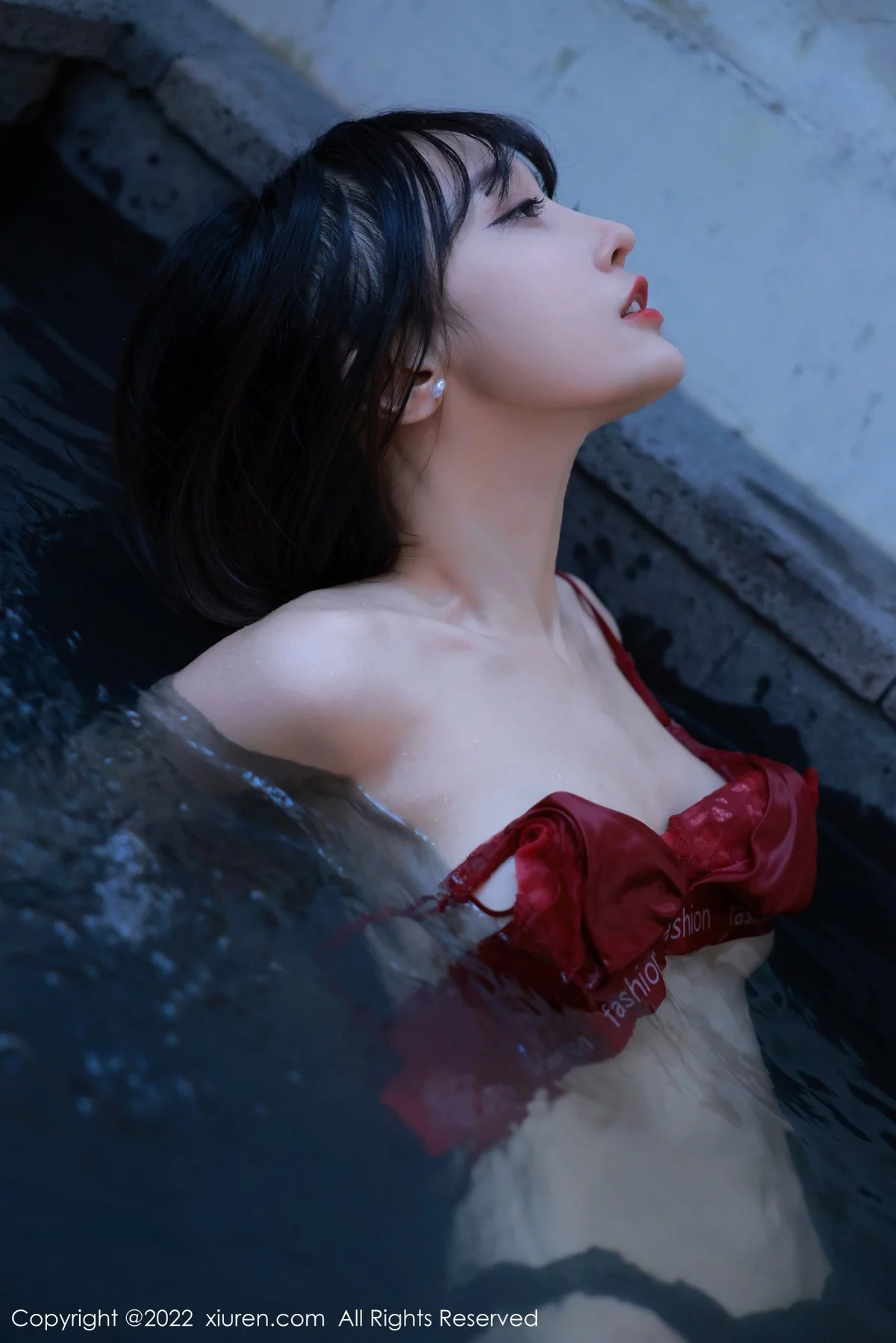 [[XiuRen秀人网]秀人网]No.5283_模特玥儿玥er澳门旅拍半脱露红色蕾丝内衣秀完美身材诱惑写真52P