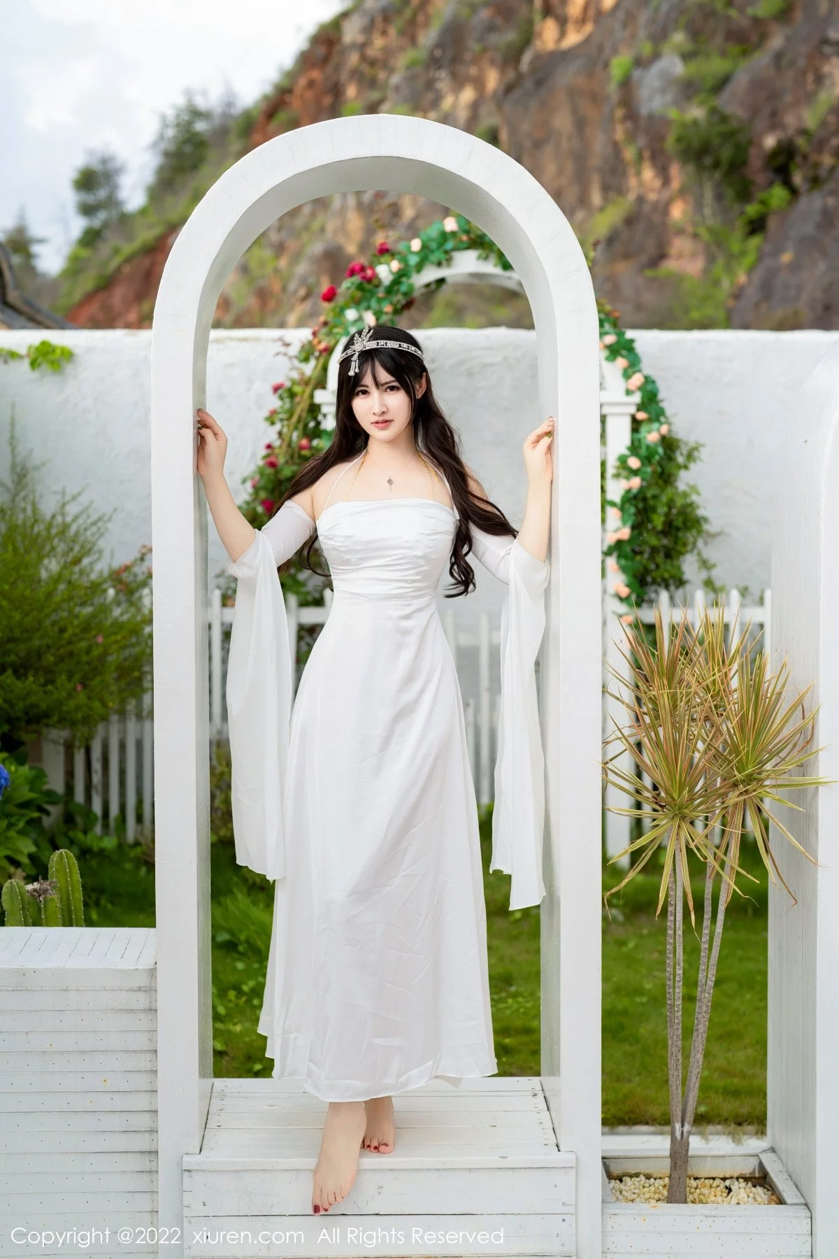 [[XiuRen秀人网]秀人网]No.5288_模特诗诗kiki大理旅拍白色露肩长裙秀诱人金色内衣惹火诱惑写真59P