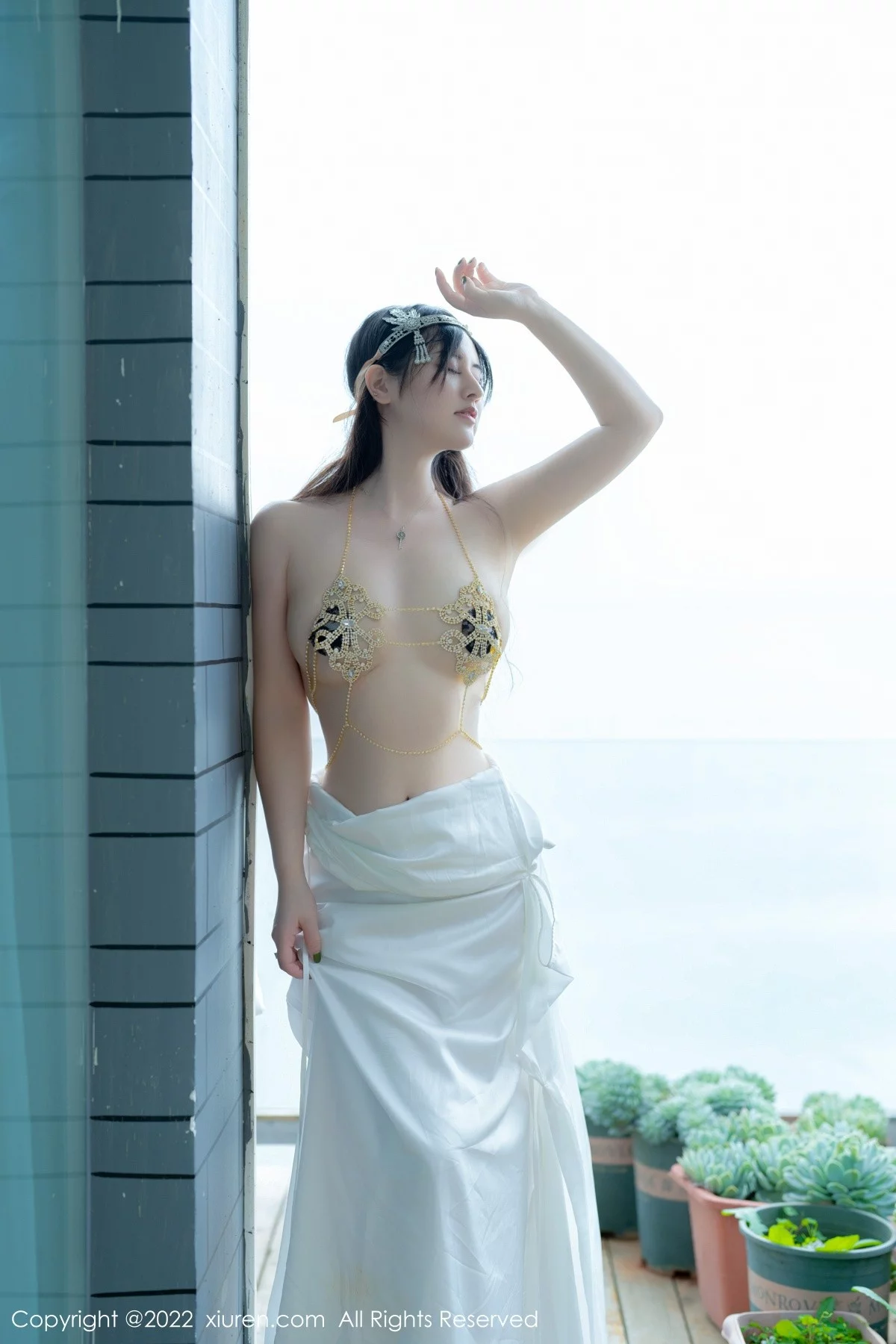 [[XiuRen秀人网]秀人网]No.5288_模特诗诗kiki大理旅拍白色露肩长裙秀诱人金色内衣惹火诱惑写真59P