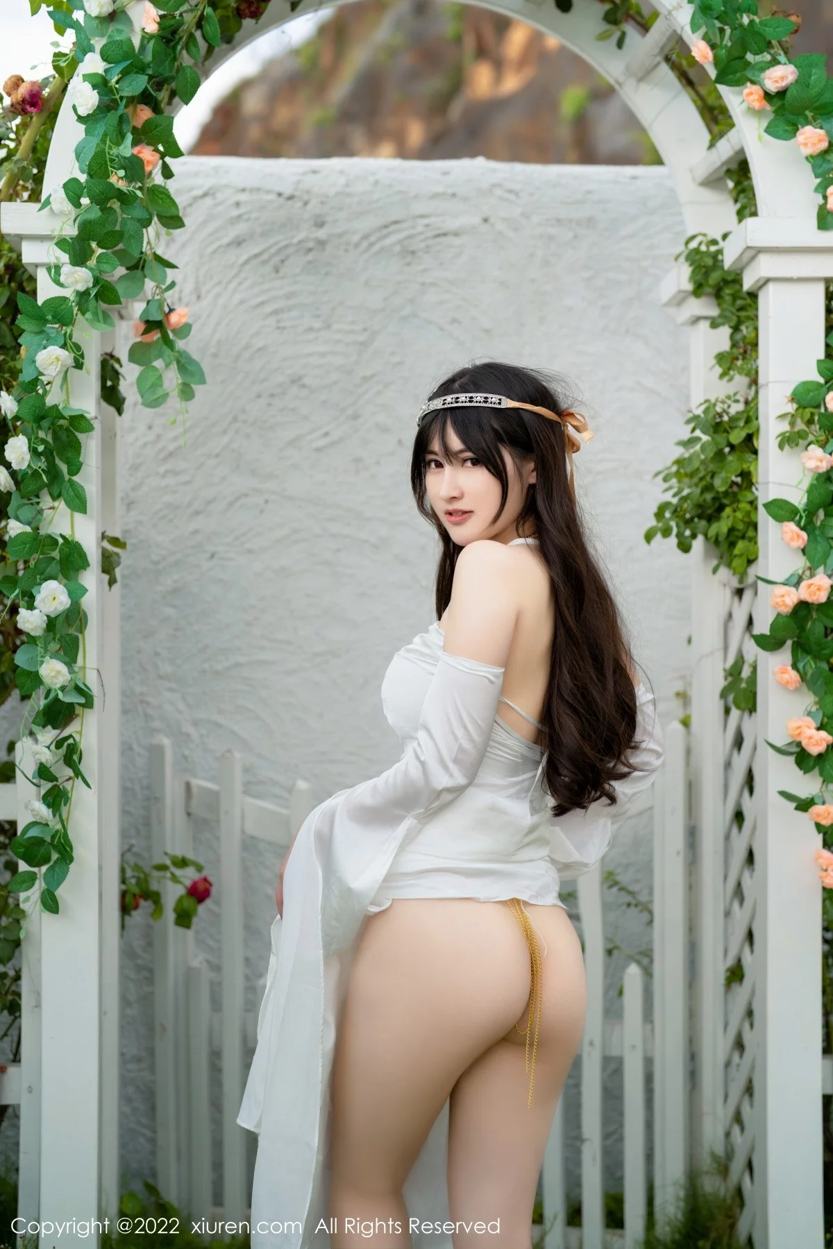 [[XiuRen秀人网]秀人网]No.5288_模特诗诗kiki大理旅拍白色露肩长裙秀诱人金色内衣惹火诱惑写真59P